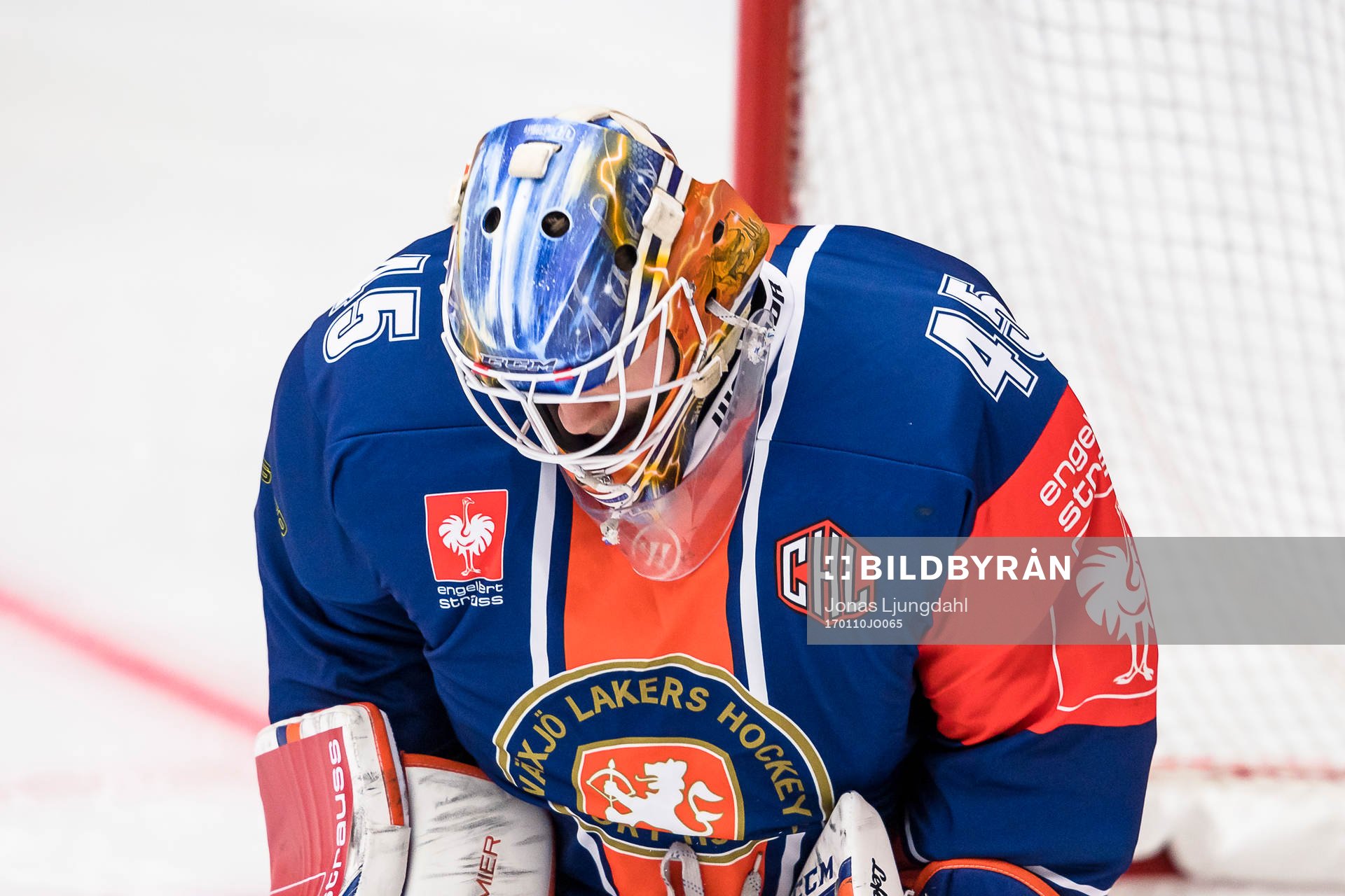 Växjös målvakt Viktor Andrén deppar
