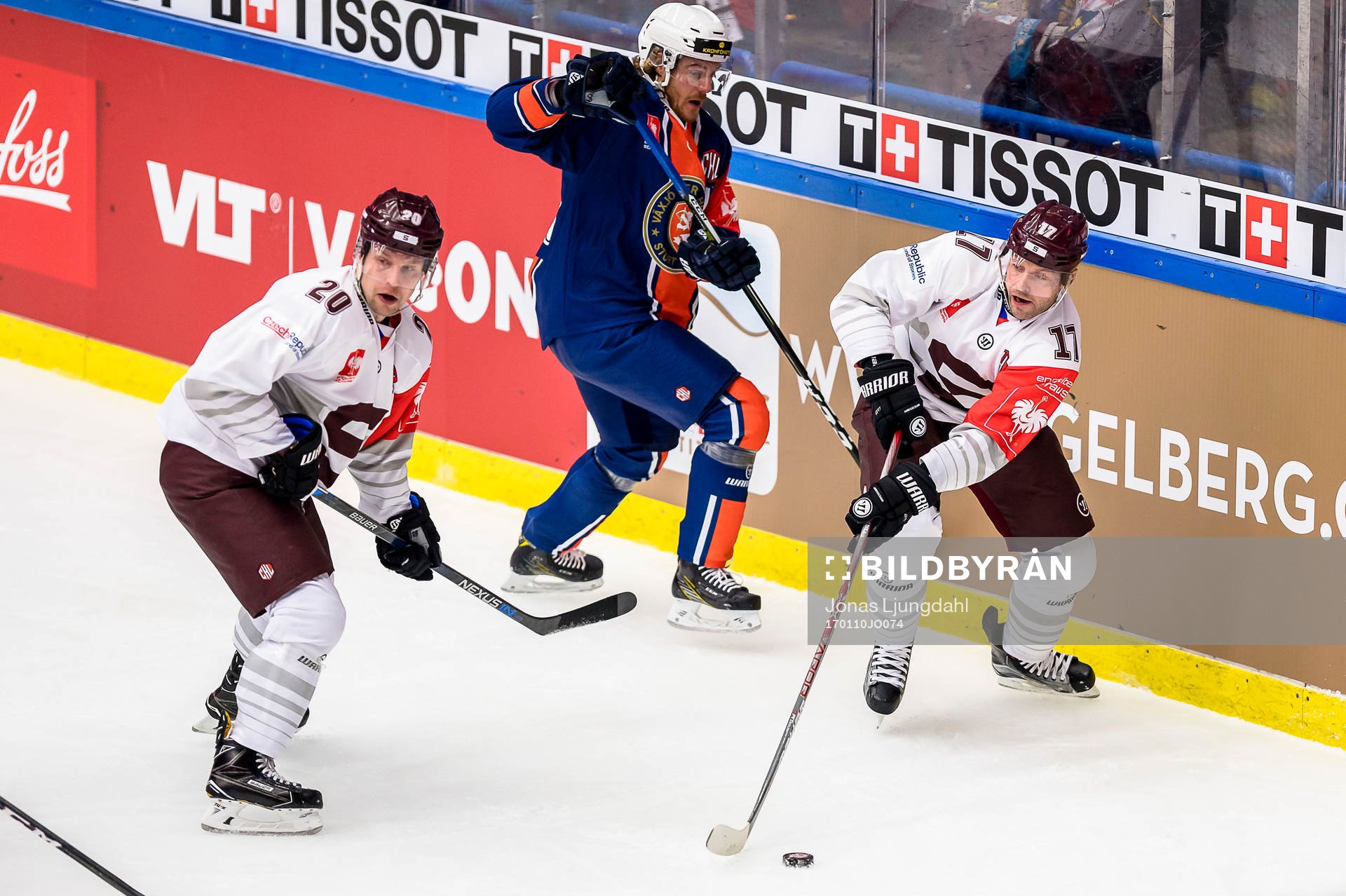 Växjös Erik Josefsson bakom Sparta Prags Petr Vrana och