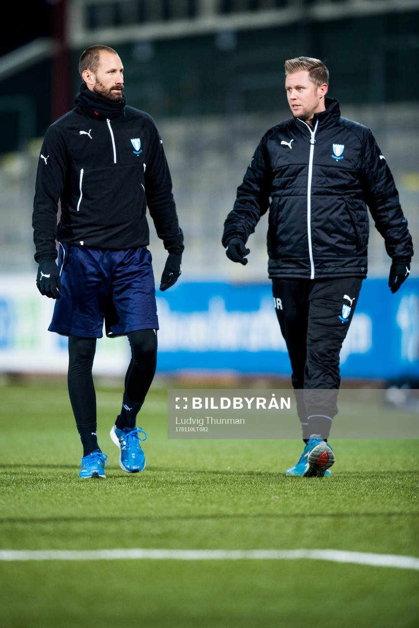 Malmö FFs målvakt Johan Wiland i samtal med sjukgymnast