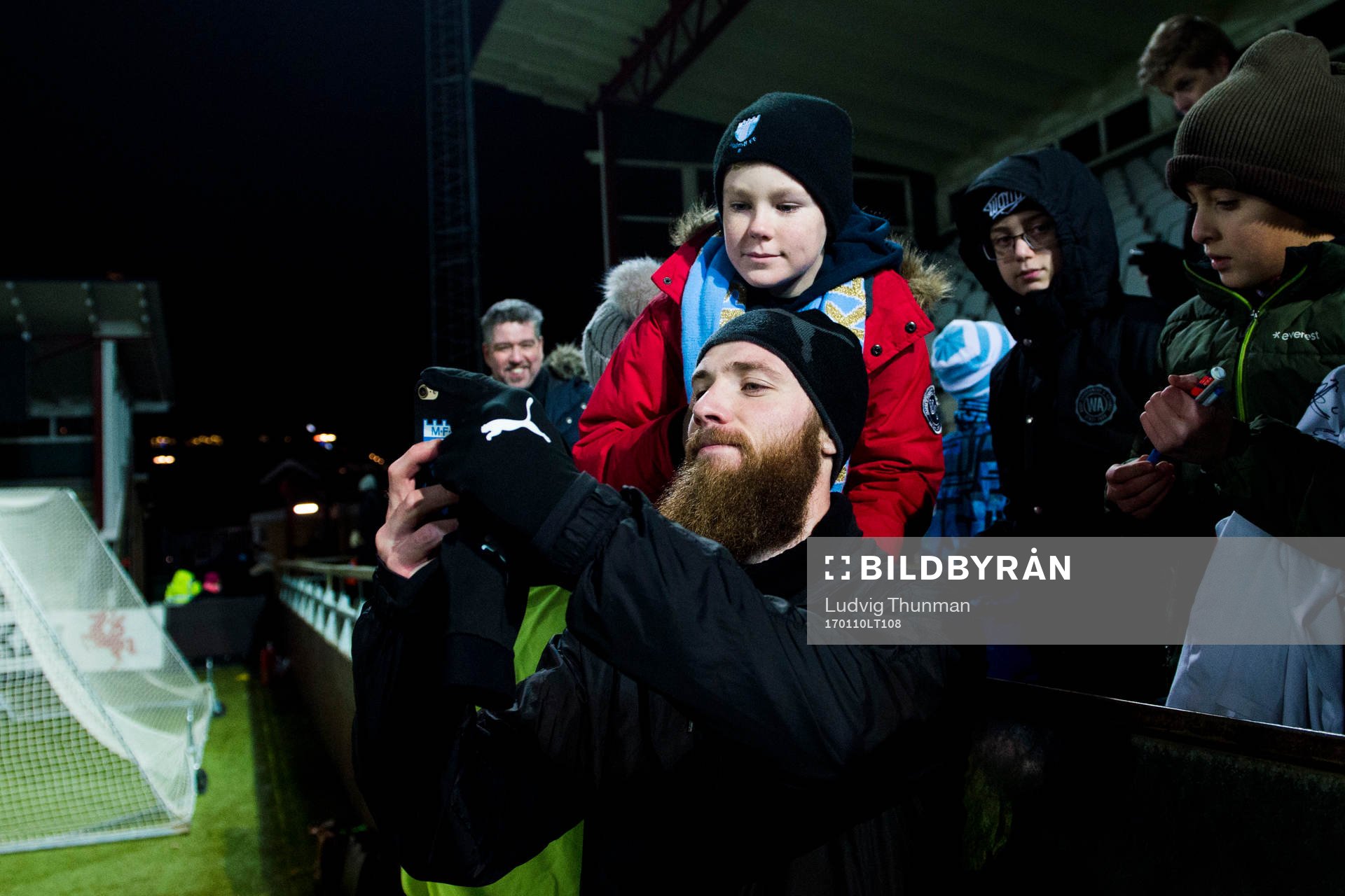 Malmö FFs Jo Inge Berget tar en selfie med en supporter