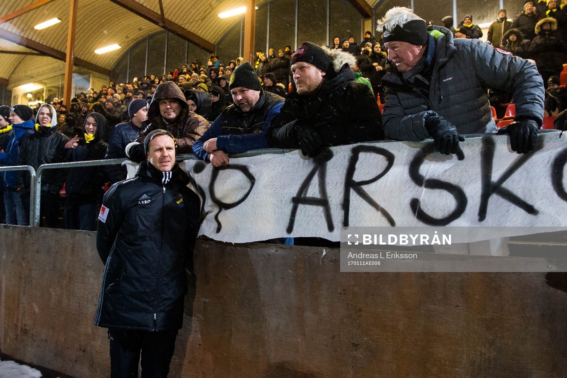 s tränare Rikard Norling pratar med supportrar