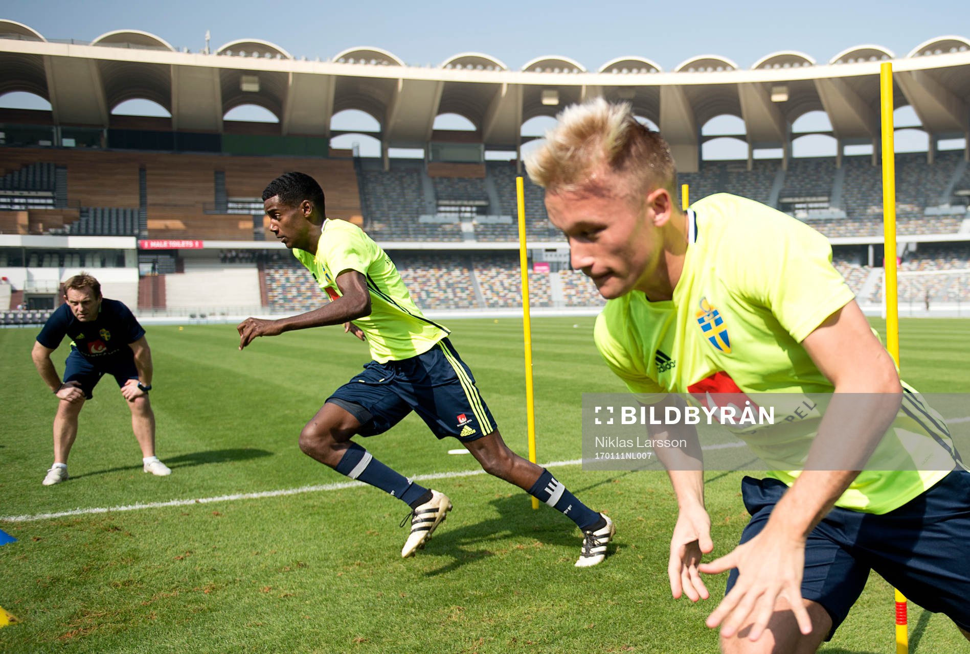 Sveriges Niklas Bärkroth och Alexander Isak