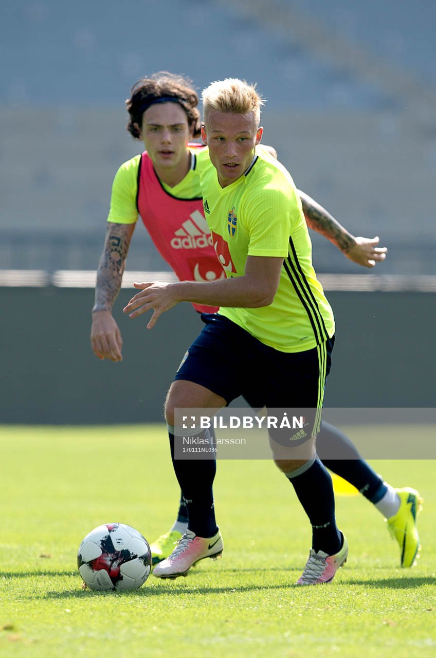 Sveriges Niklas Bärkroth och David Moberg-Karlsson under en träning på det svenska fotbollslandslagets januariturné den 11 januari 2017 i Abu Dhabi. 