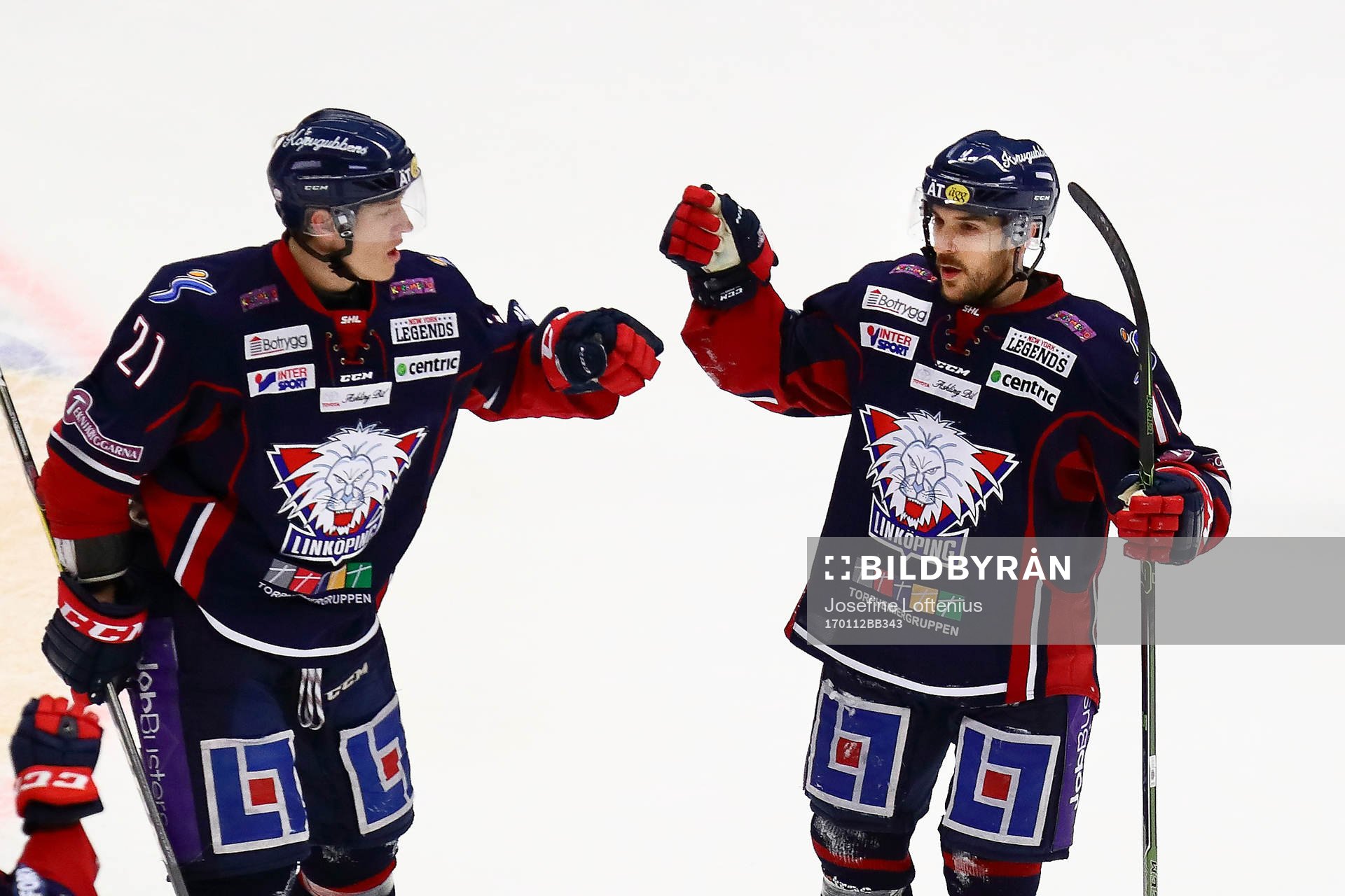 Linköpings Garrett Roe och Emil Sylvegård jublar