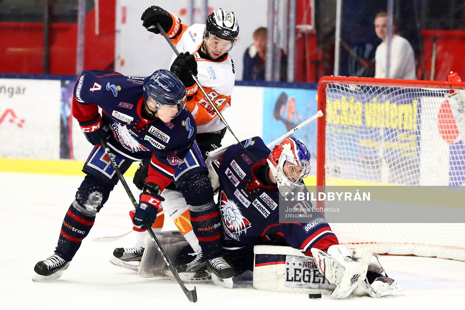 Linköpings Niclas Lundgren, målvakt Jacob Johansson och