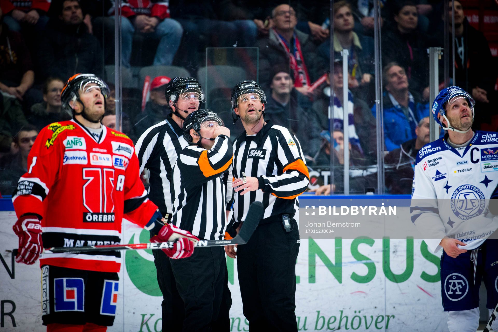 Domarna tittar på reprisen av 2-2 målet som blev bortdömt