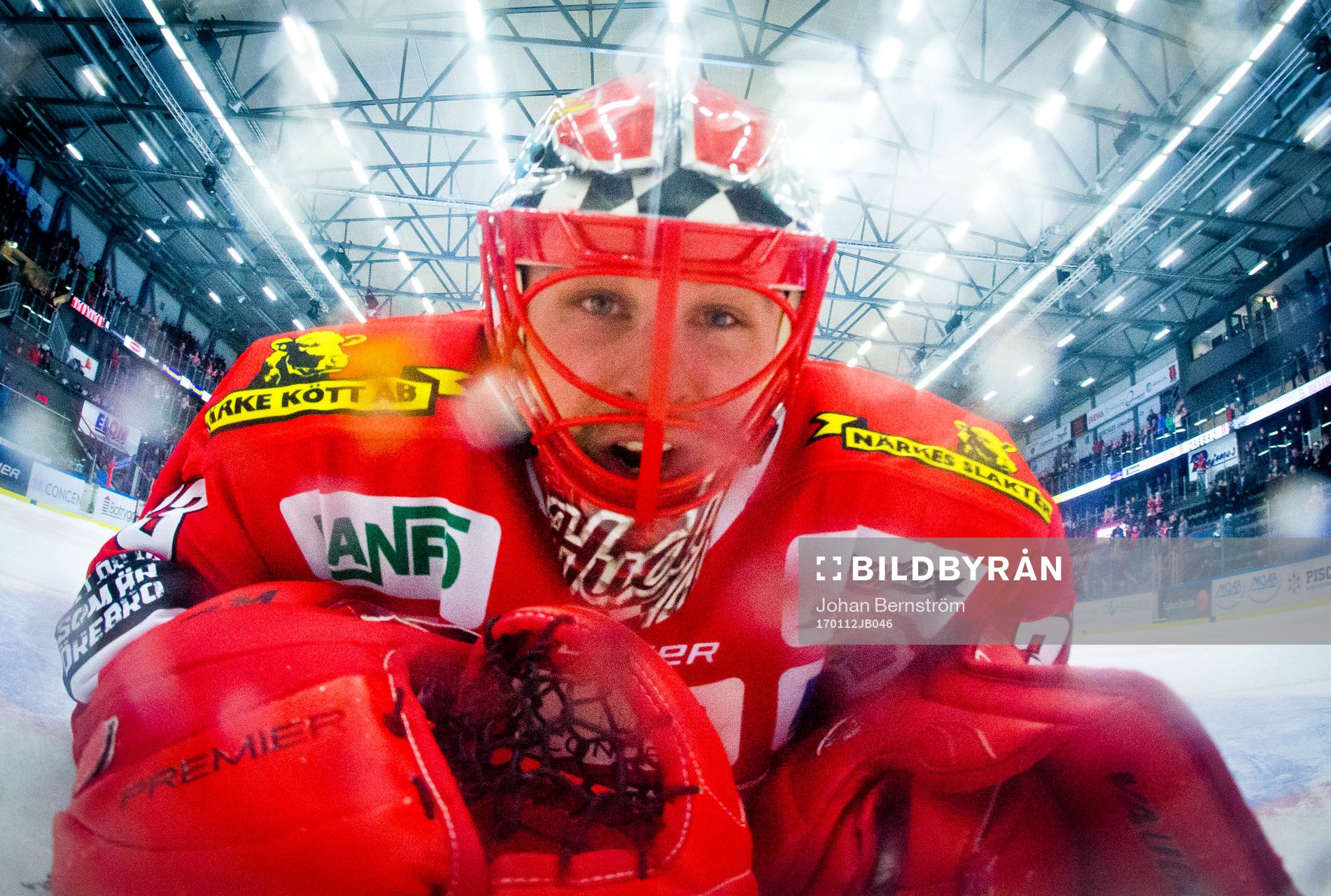 Örebros målvakt Julius Hudacek jublar