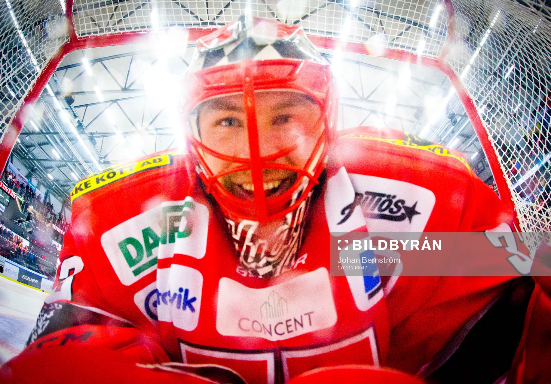 Örebros målvakt Julius Hudacek jublar