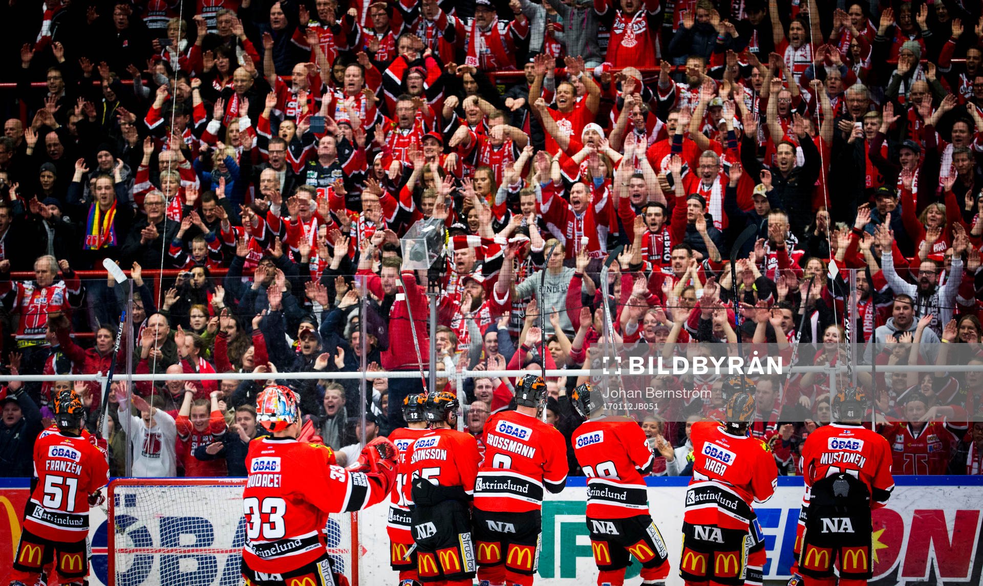 Örebrospelarna jublar framför fansen