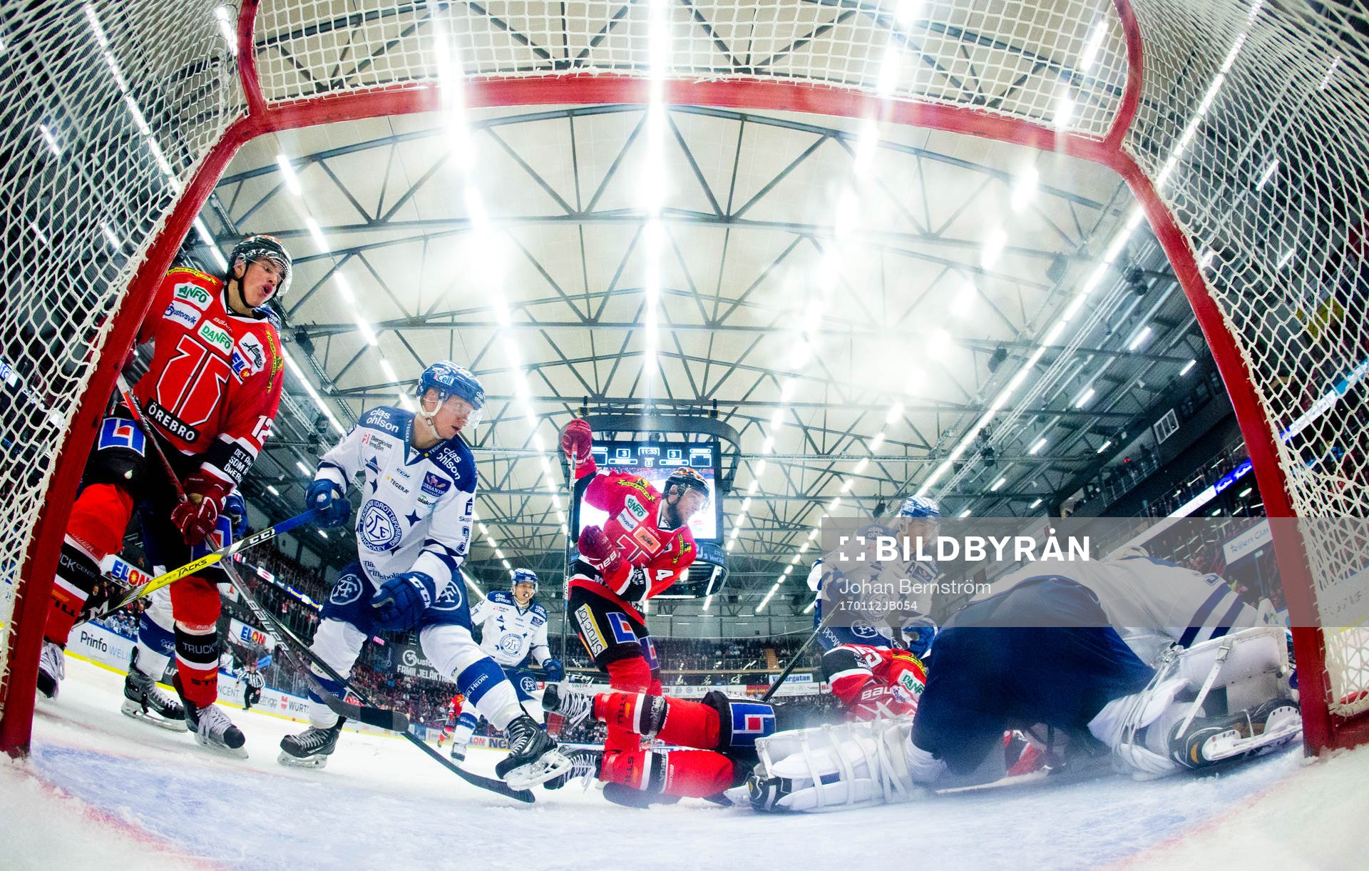 Kamp framför Leksands målvakt Atte Engren mellan Örebros
