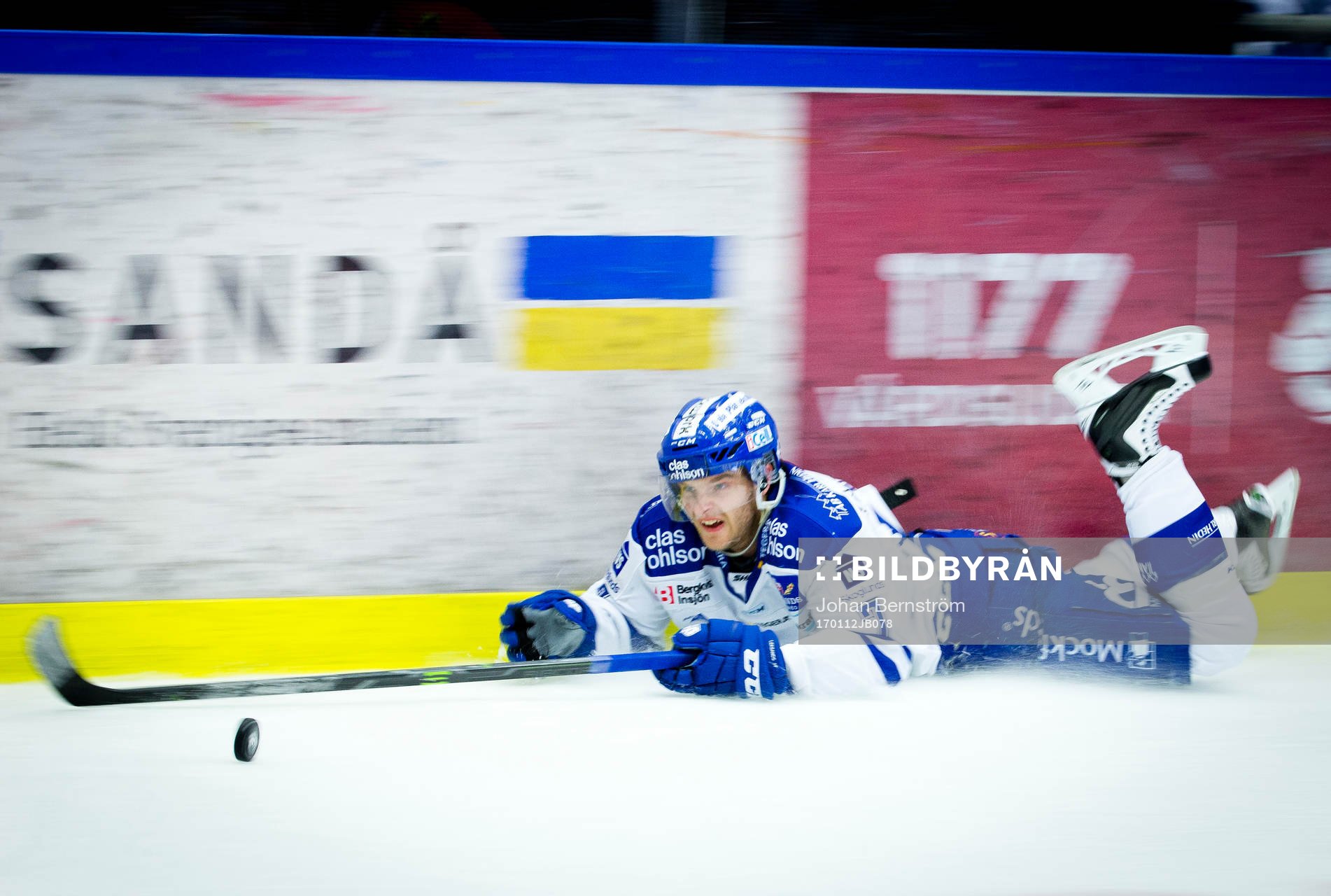 Panorering på Leksands Johan Olofsson som faller