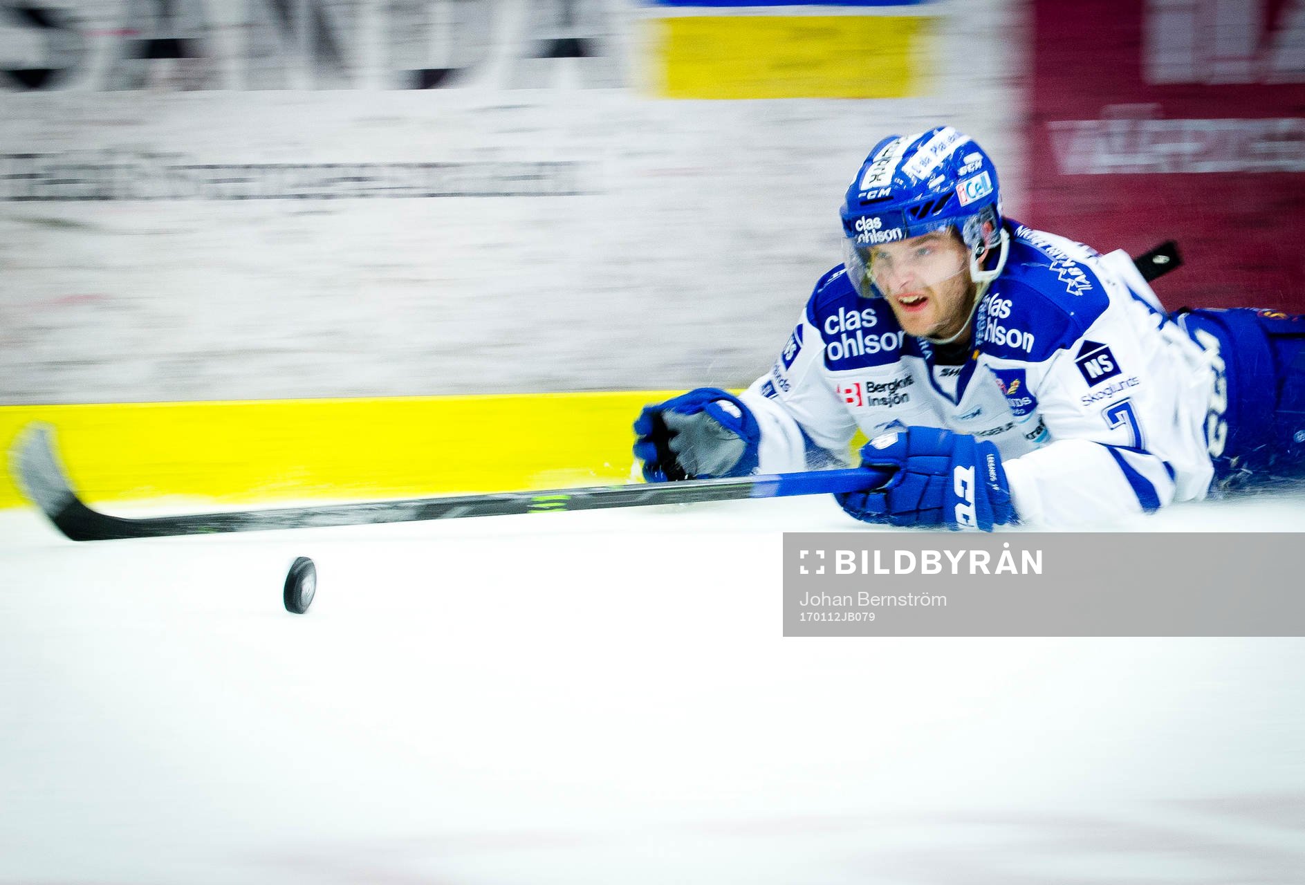 Panorering på Leksands Johan Olofsson som faller