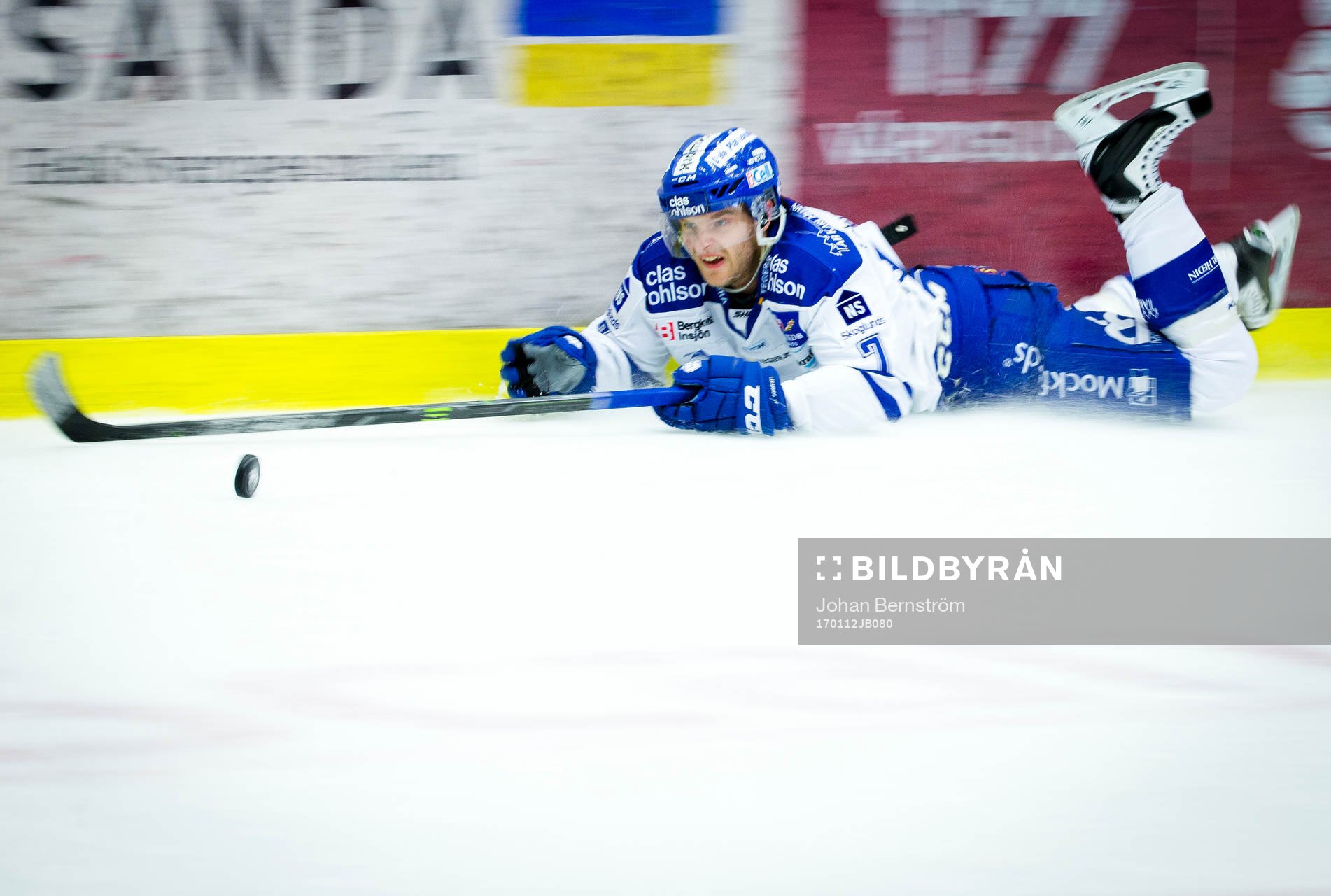 Panorering på Leksands Johan Olofsson som faller