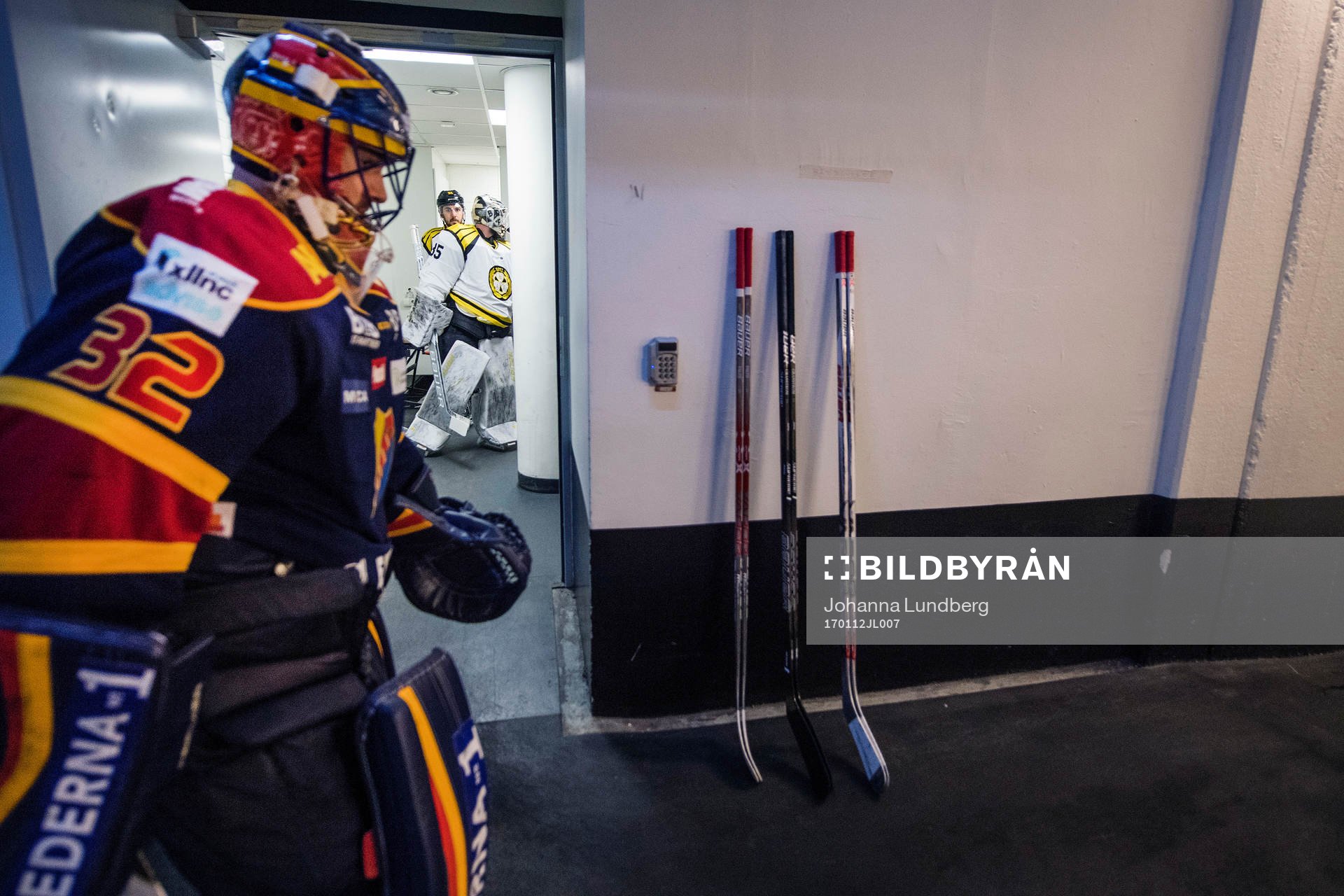 Djurgårdens målvakt Mikael Tellqvist passerar Brynäs