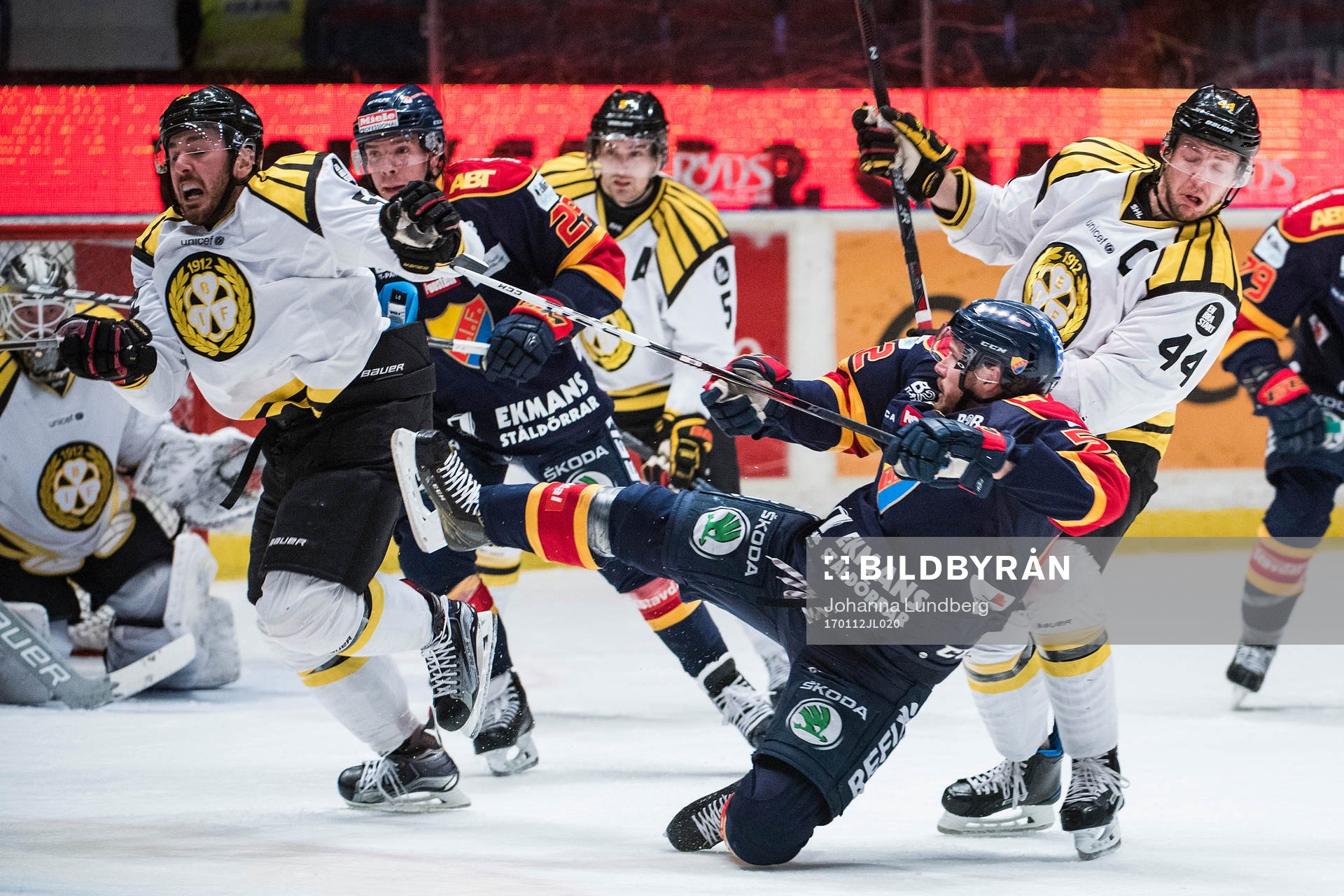 Djurgårdens Mikael Ahlén trasslar in sig i Brynäs Marc