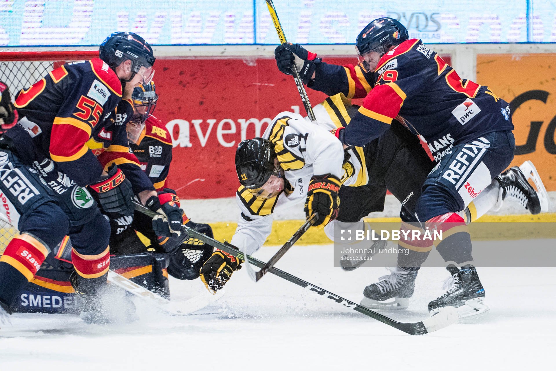Brynäs Kevin Clark i en duell mot Djurgårdens Alexander