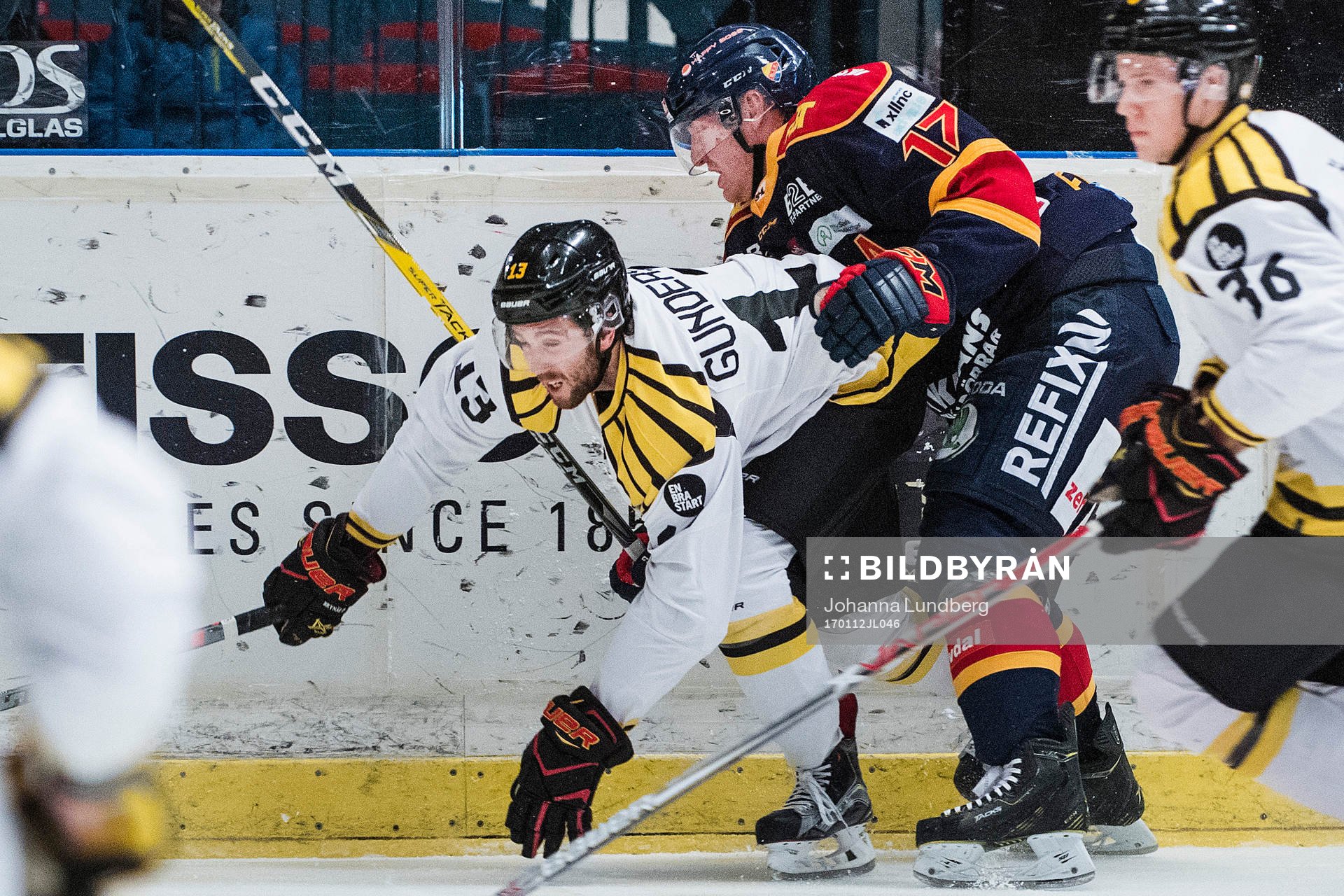 Djurgårdens Henrik Eriksson med en tackling på Brynäs