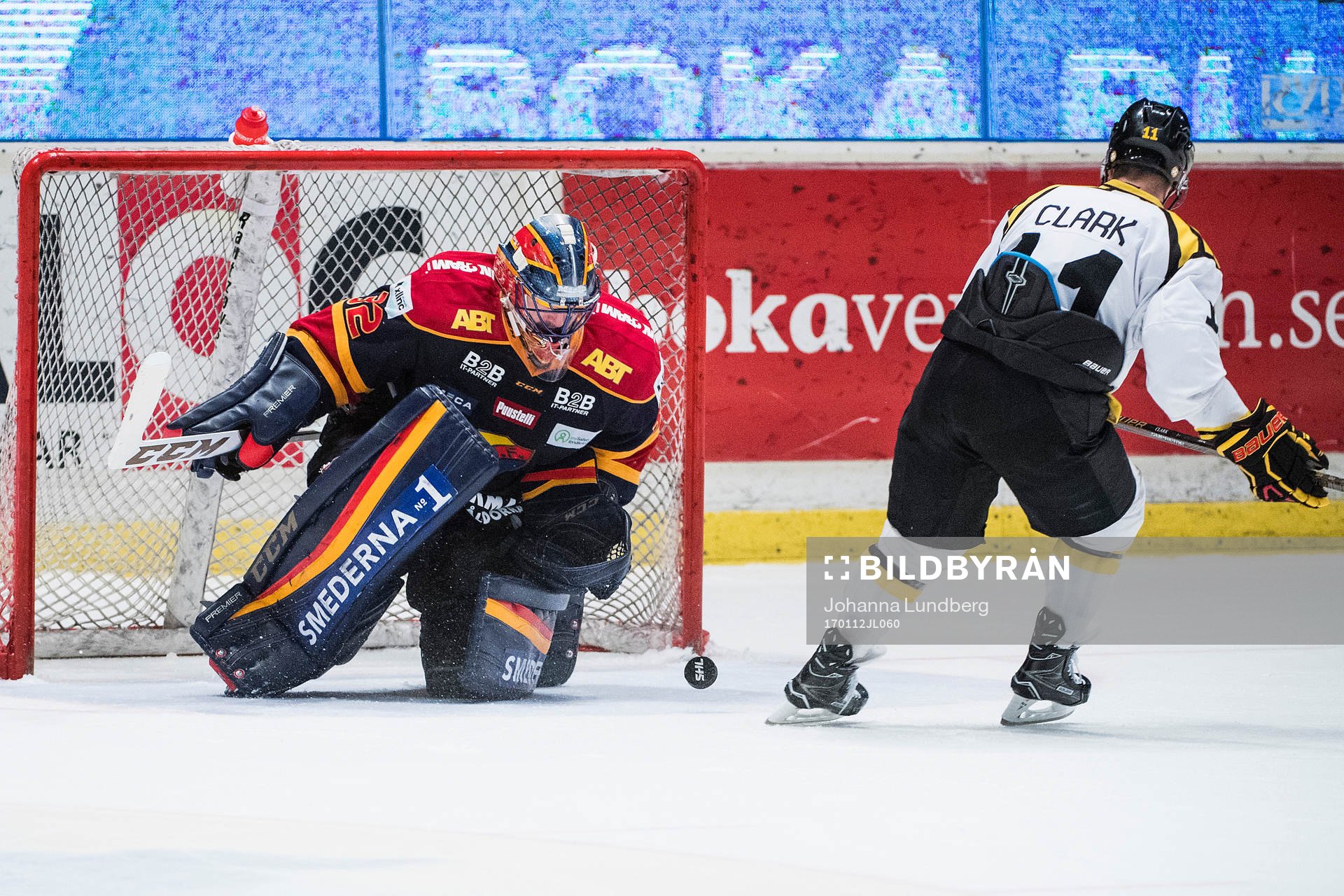 Djurgårdens målvakt Mikael Tellqvist räddar en straff
