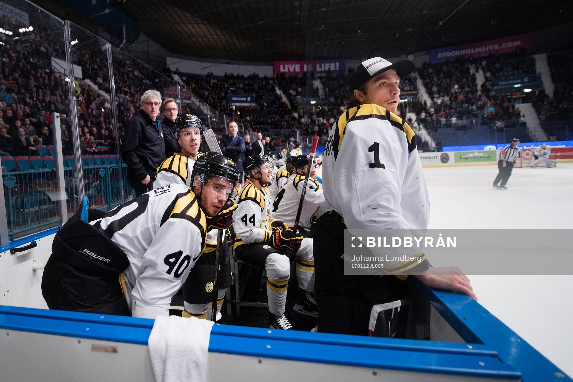 Brynäs Jesper Jensen och målvakt Felix Sandström följer