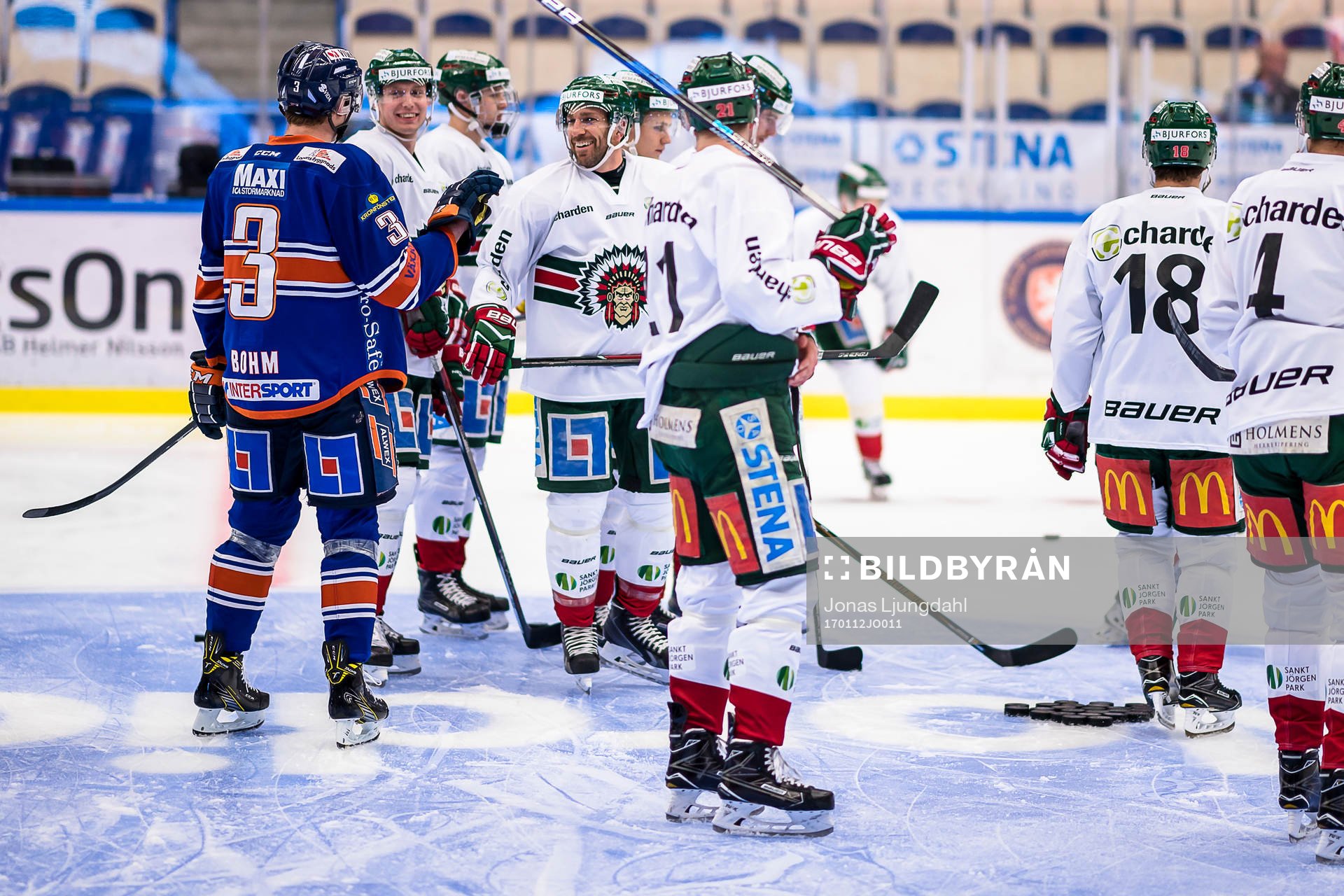 Växjös Oliver Bohm pratar med Frölundas Joel Lundqvist