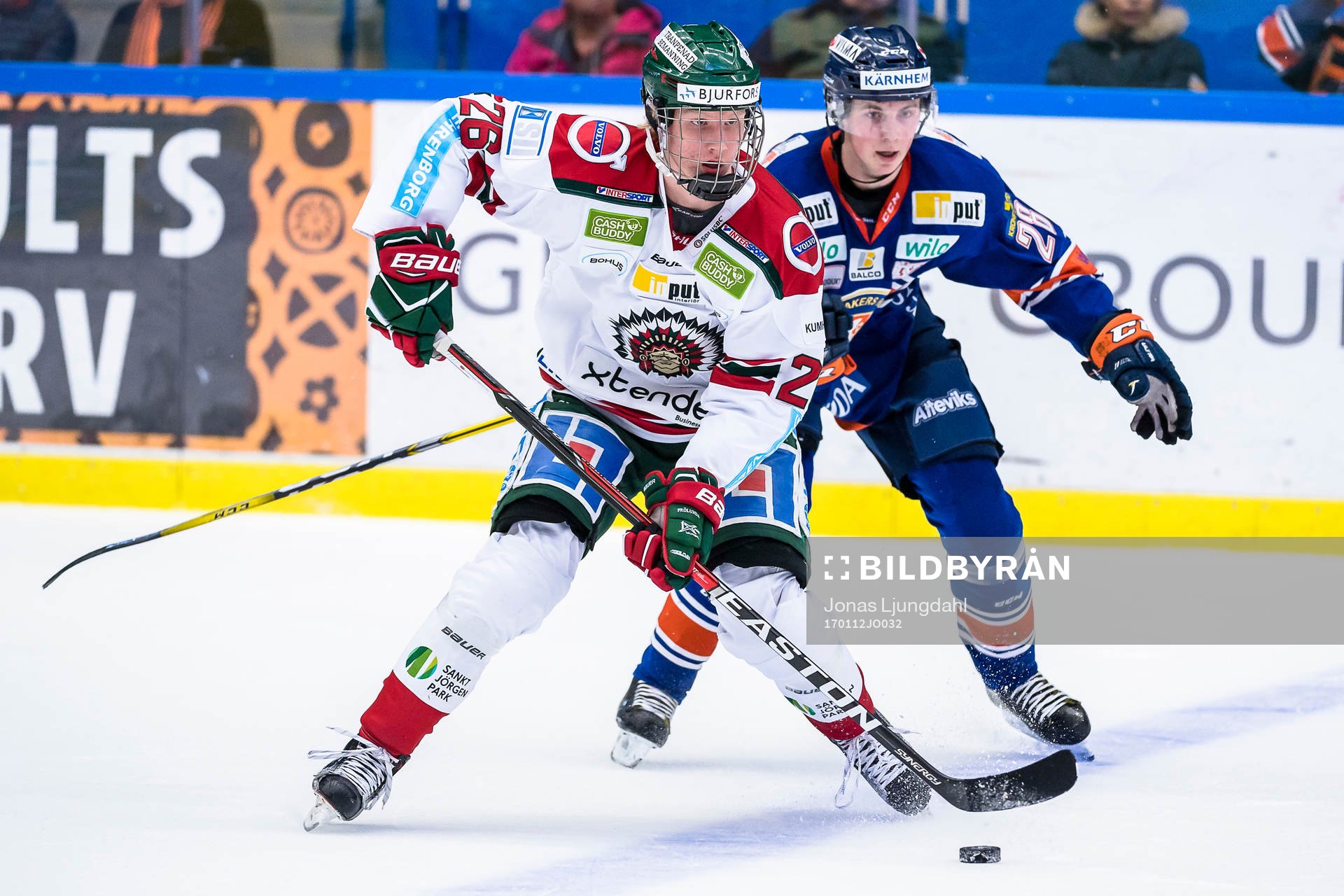 Frölundas Rasmus Dahlin jagas av Växjös Nils Carnbäck