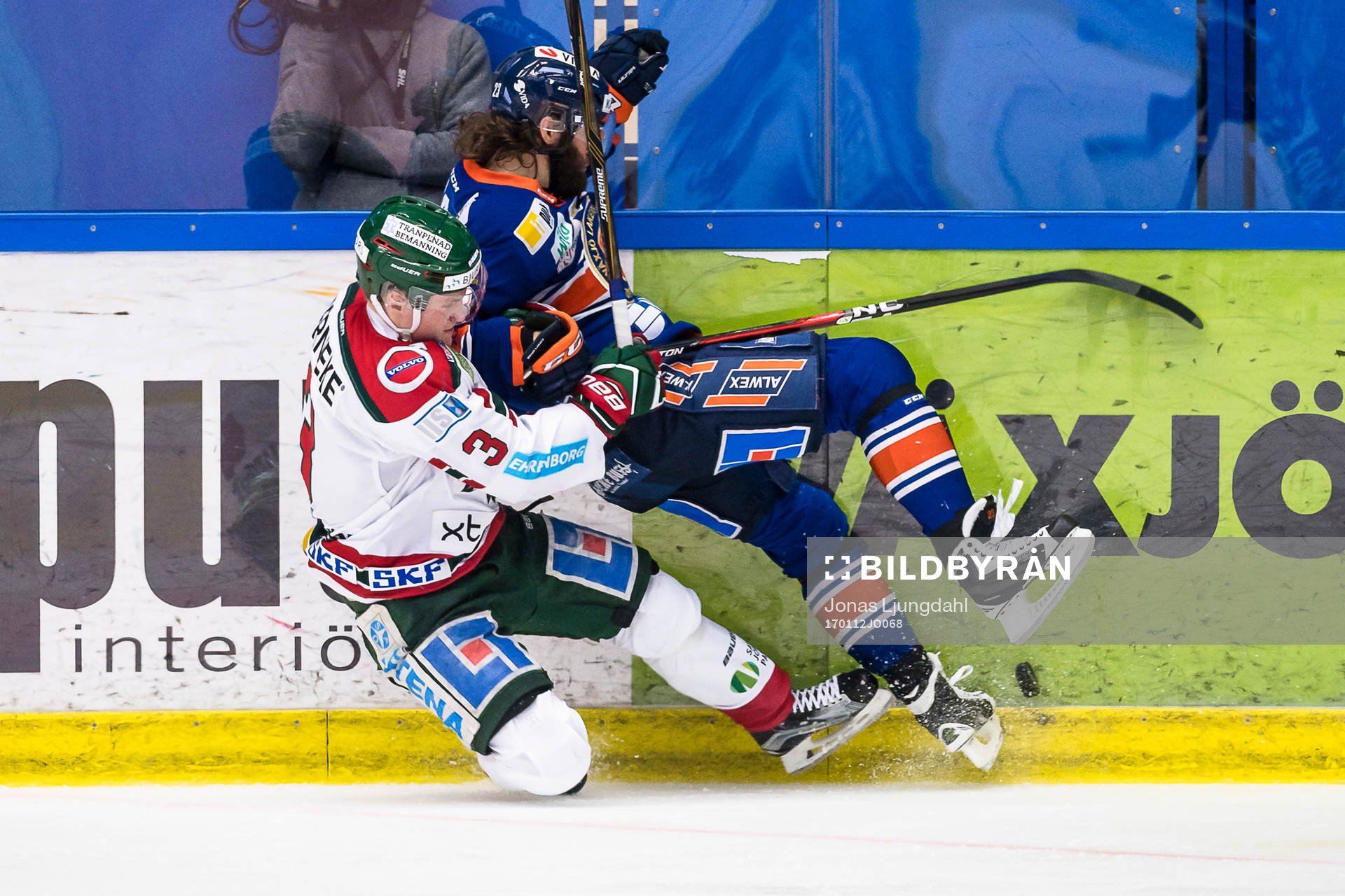 Frölundas Carl Grundström faller