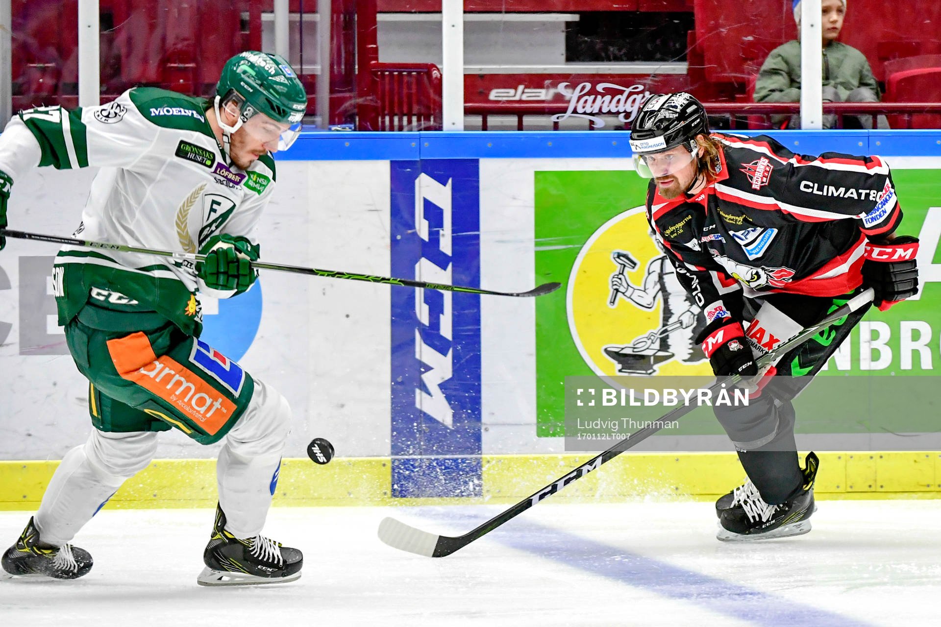Färjestads John Persson och Malmö Redhawks Stefan Warg