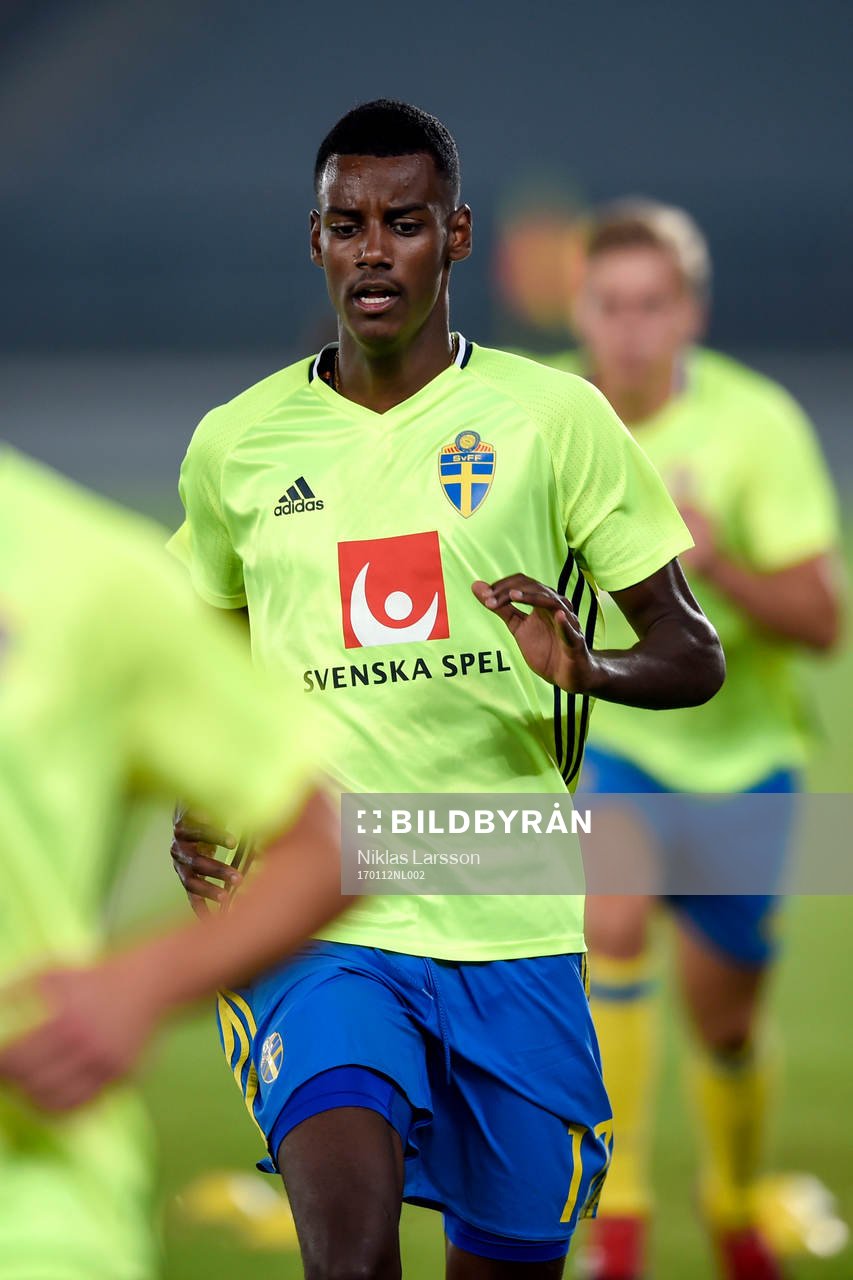 Sveriges Alexander Isak värmer upp