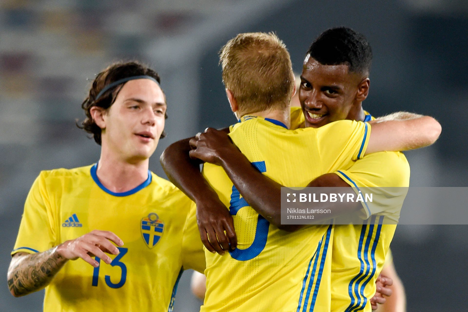 Sveriges Alexander Isak jublar