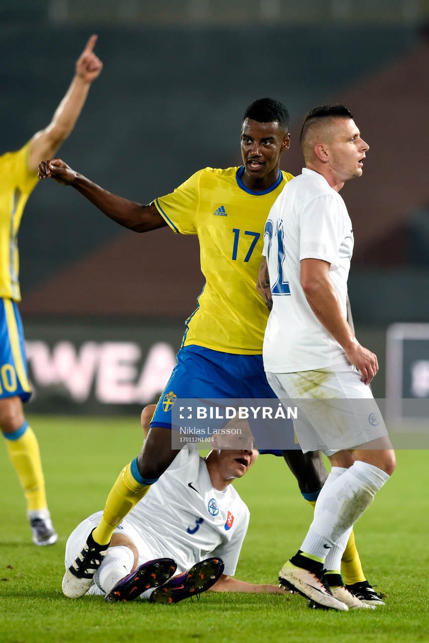 Sveriges Alexander Isak jublar