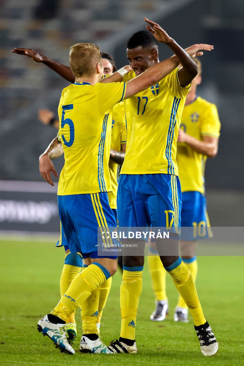 Sveriges Alexander Isak jublar