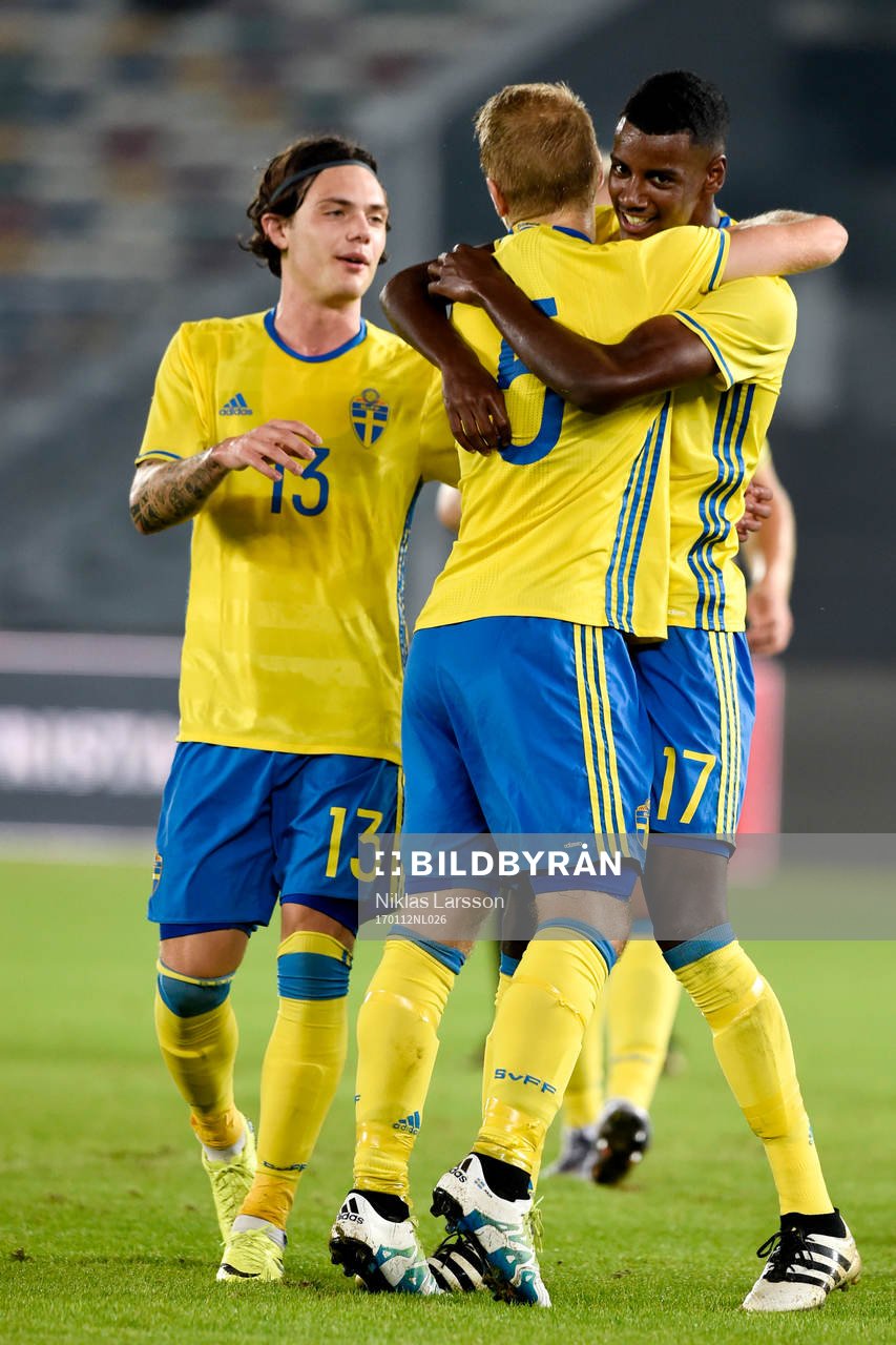 Sveriges Alexander Isak jublar