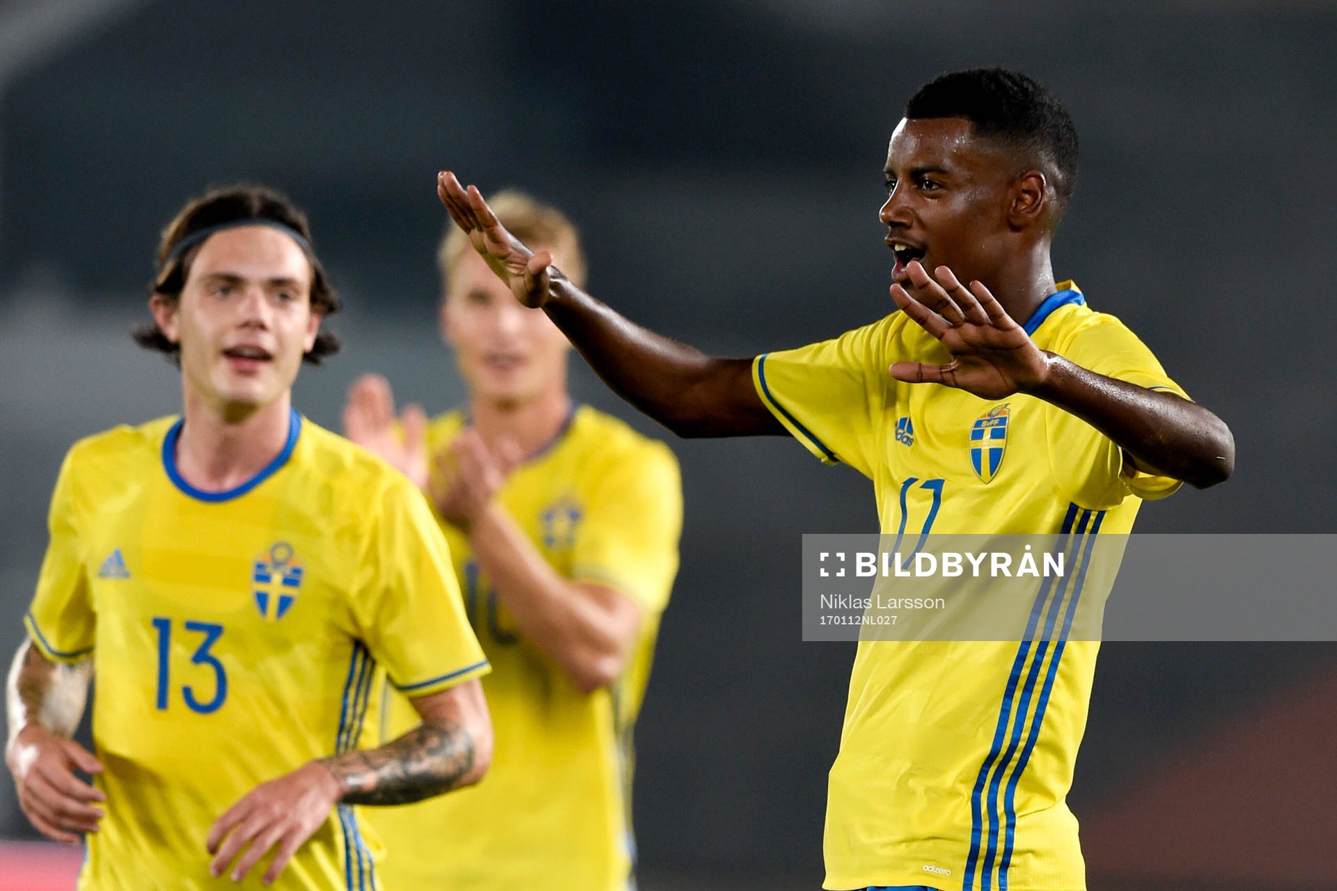 Sveriges Alexander Isak jublar