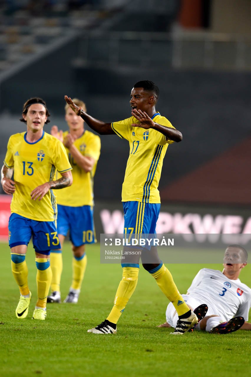 Sveriges Alexander Isak jublar