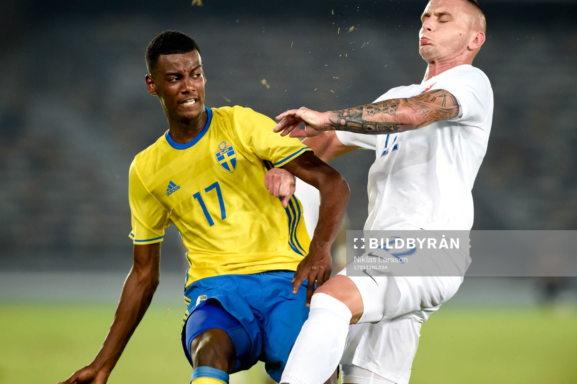 Sveriges Alexander Isak och Slovakiens Matus Conka