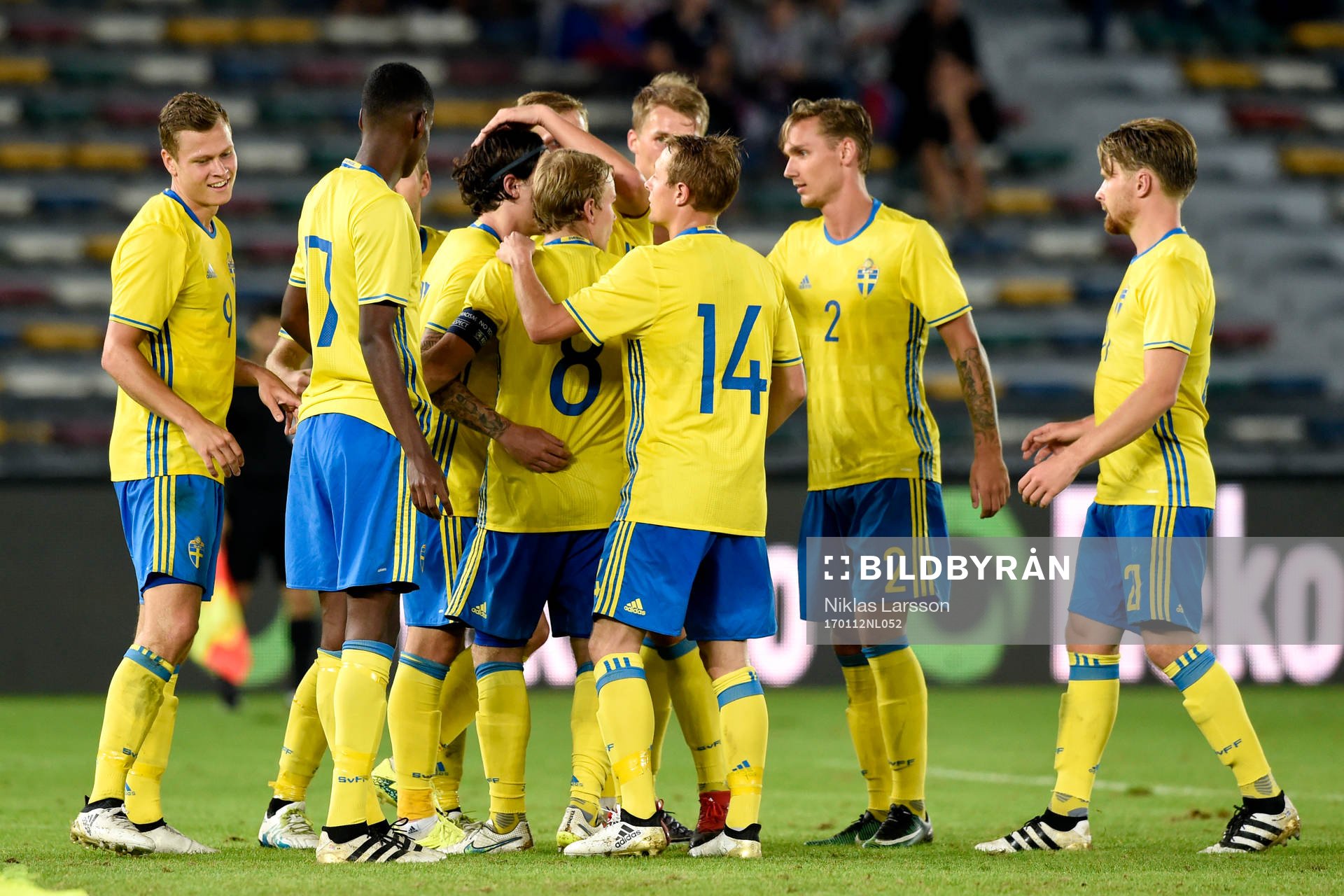 Sveriges David Moberg Karlsson jublar med lagkamrater