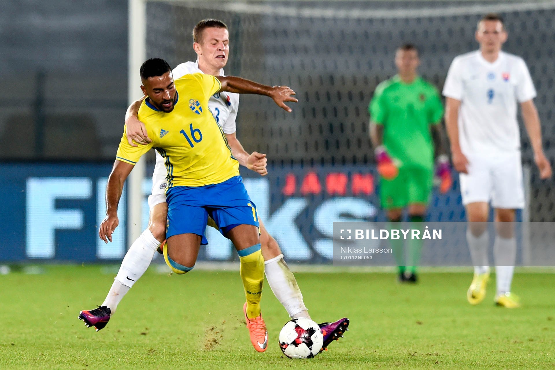 Sveriges Saman Ghoddos och Slovakiens Denis Vavro