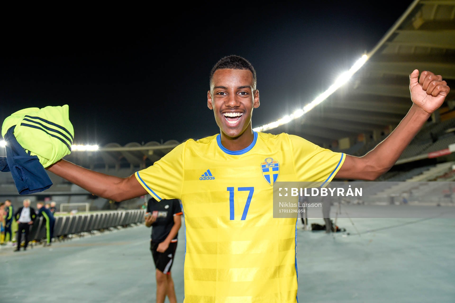 Sveriges Alexander Isak jublar