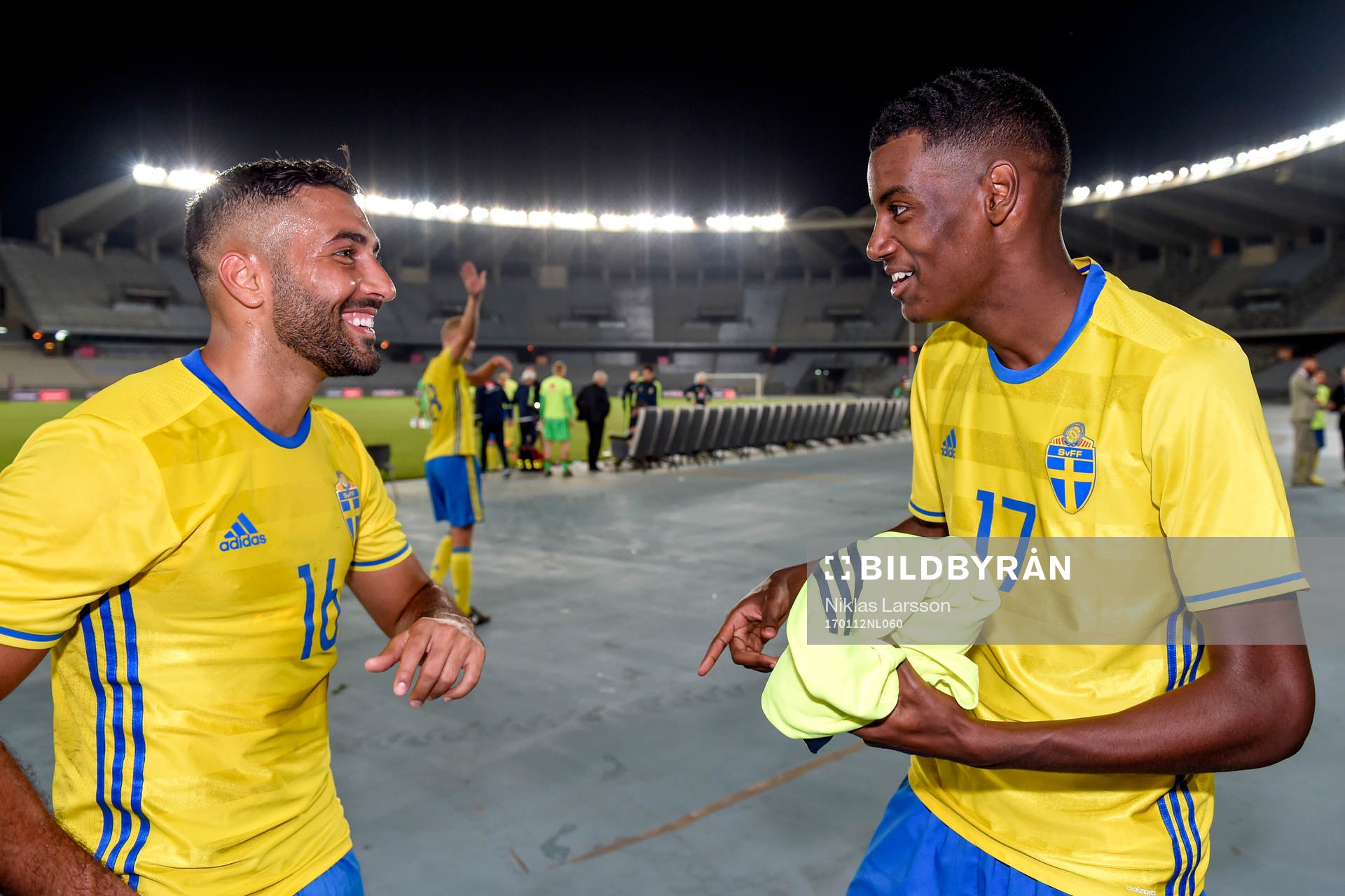 Sveriges Saman Ghoddos och Alexander Isak jublar
