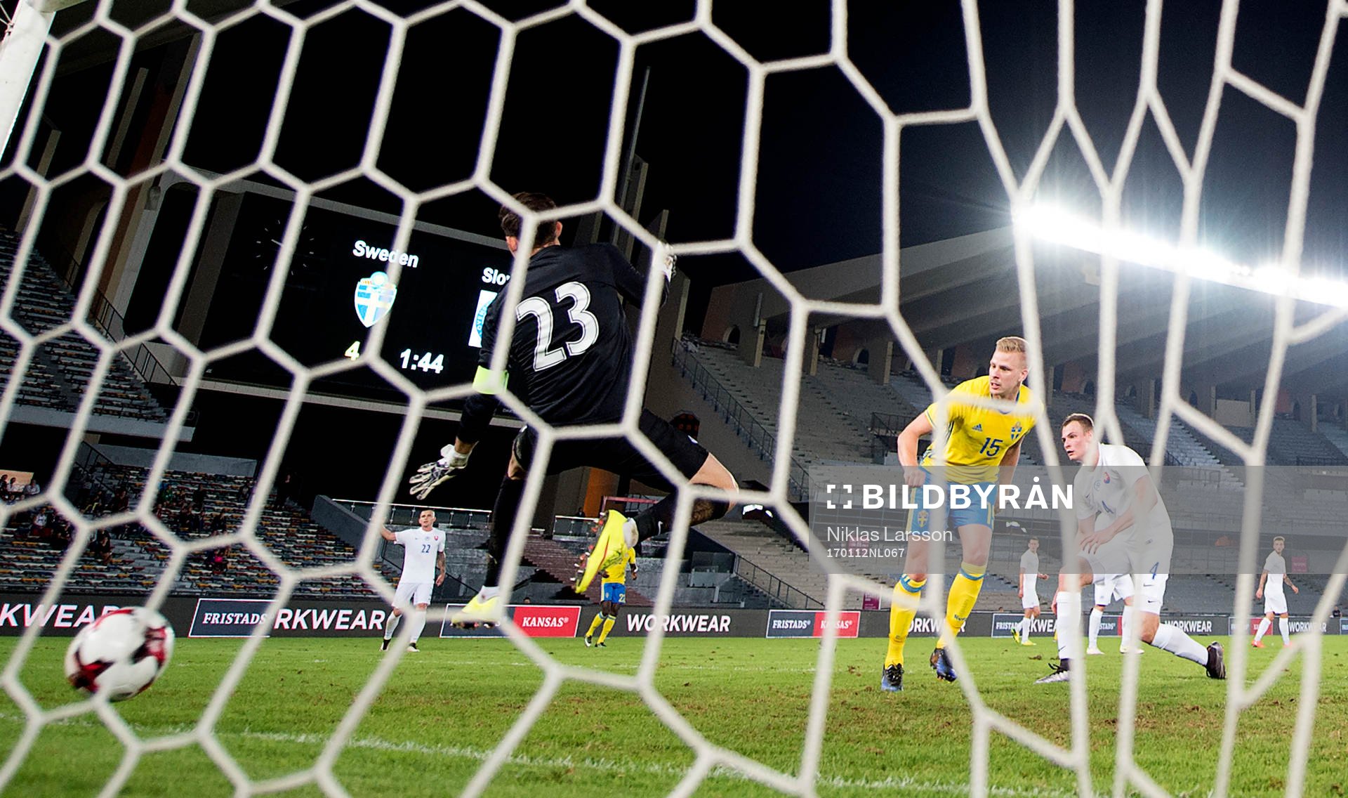 Sveriges Per Frick gör 5-0 målet bakom Slovakiens målvakt Martin Dubravka under en träningsmatch mellan Sverige och Slovakien på det svenska fotbollslandslagets januariturné den 12 januari 2017 i Abu Dhabi. 