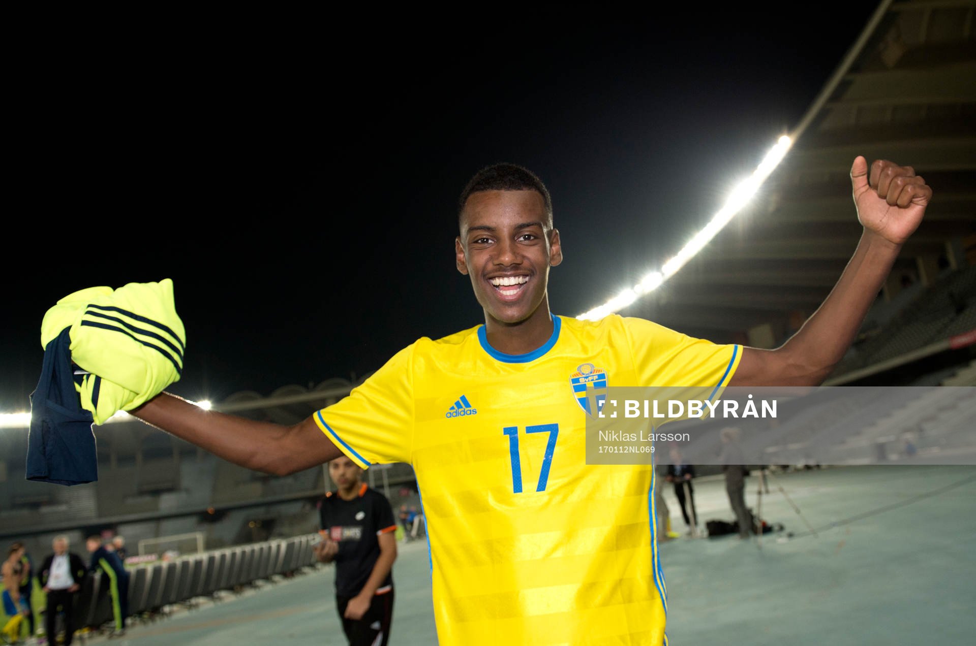 Sveriges Alexander Isak jublar