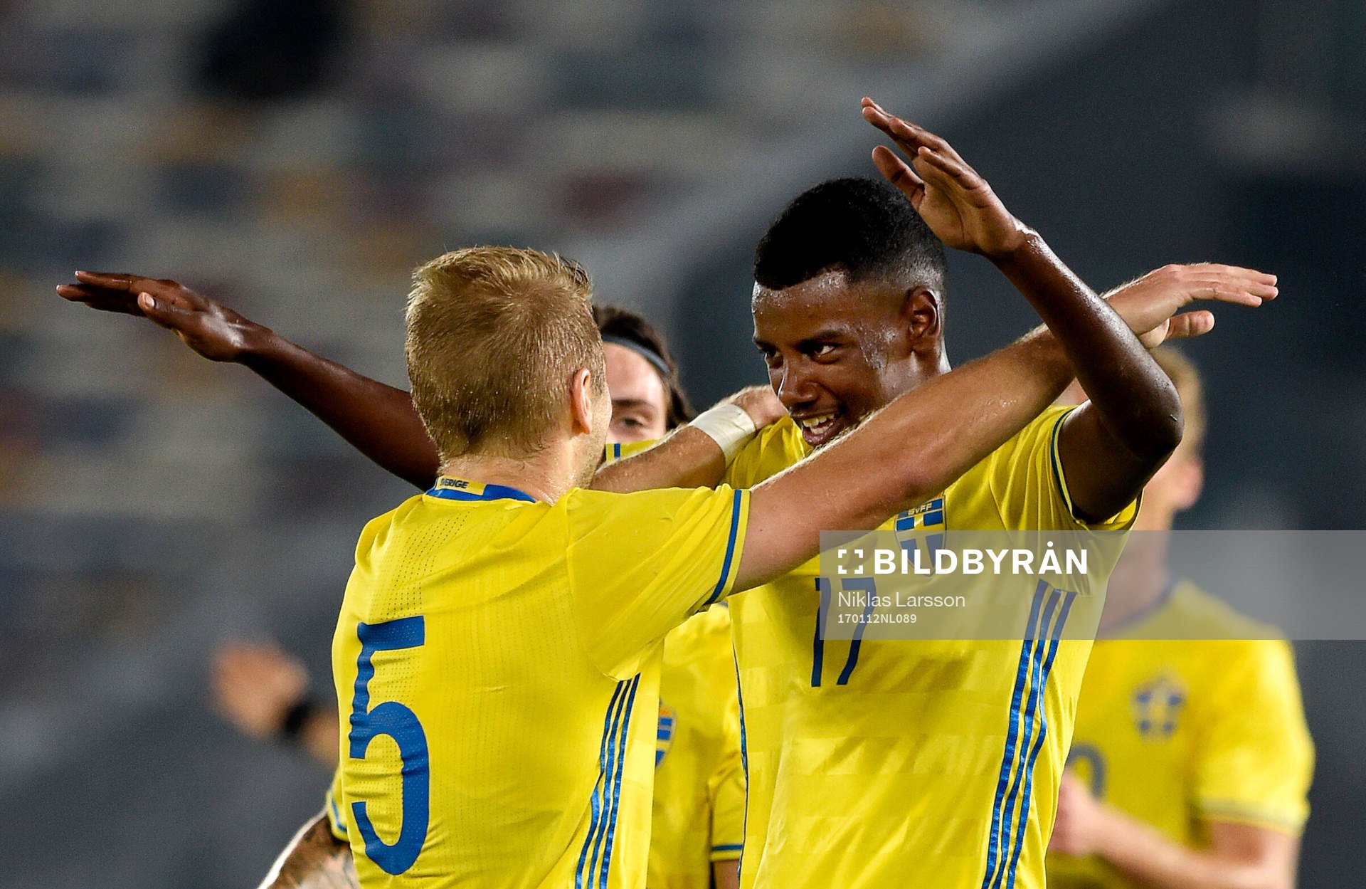 Sveriges Alexander Isak jublar