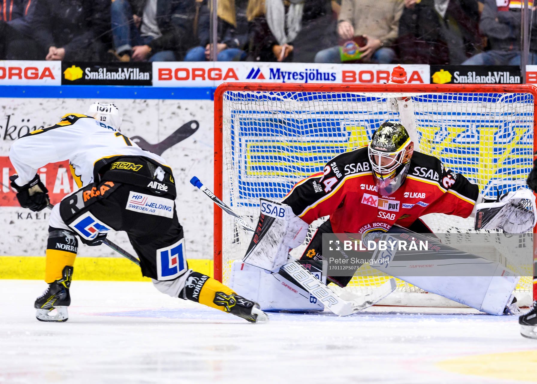 Luleås målvakt Joel Lassinatti räddar ett skott från