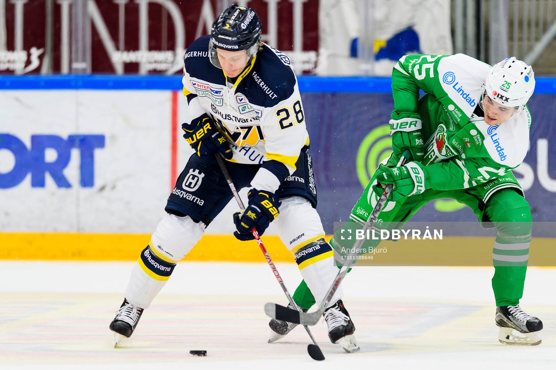 s Anton Bengtsson och Rögles Ludvig Elvenes i kamp om