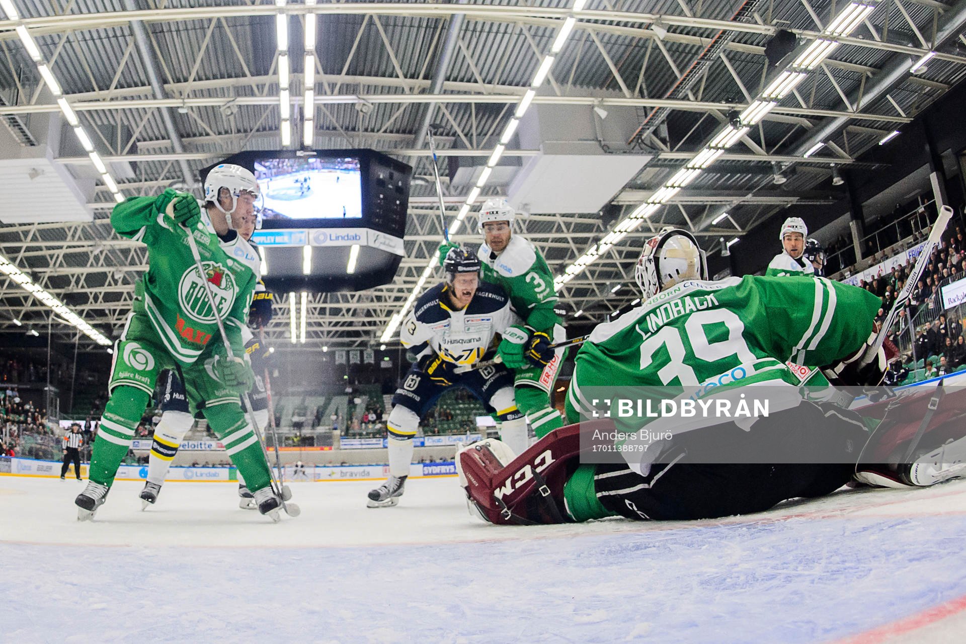 Rögles målvakt Anders Lindbäck räddar