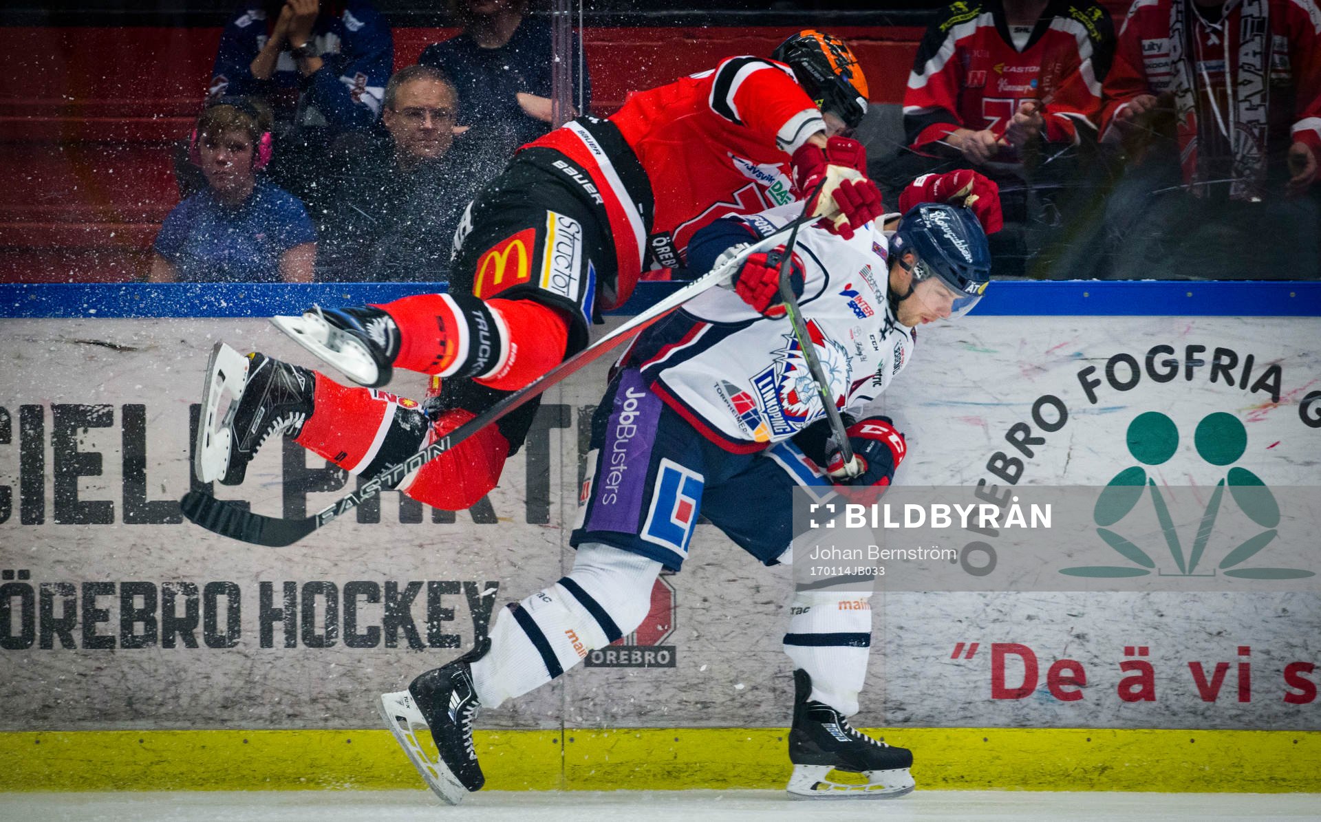 Örebros Nicklas Grossmann tacklar Linköpings Andrew Gordon