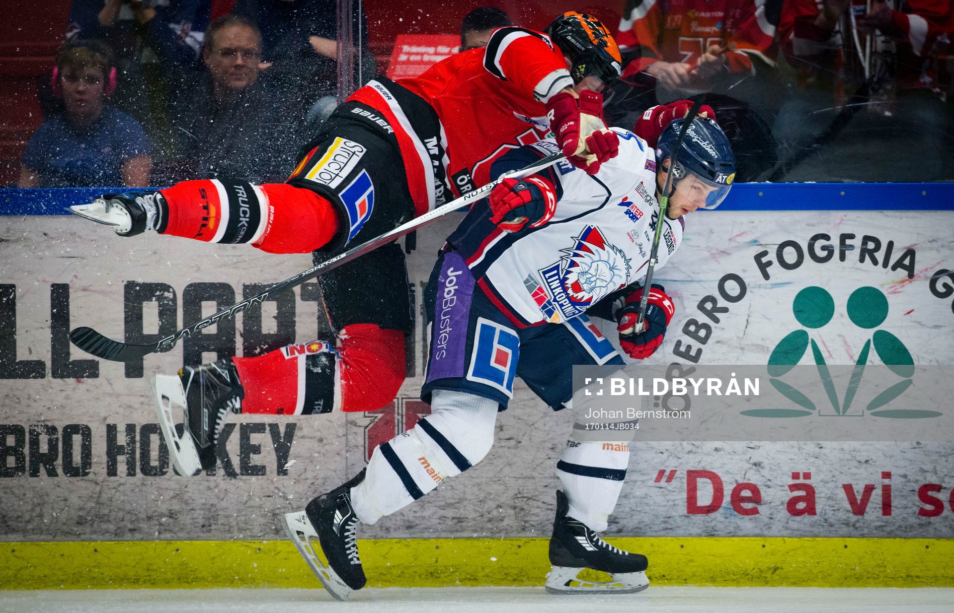 Örebros Nicklas Grossmann tacklar Linköpings Andrew Gordon