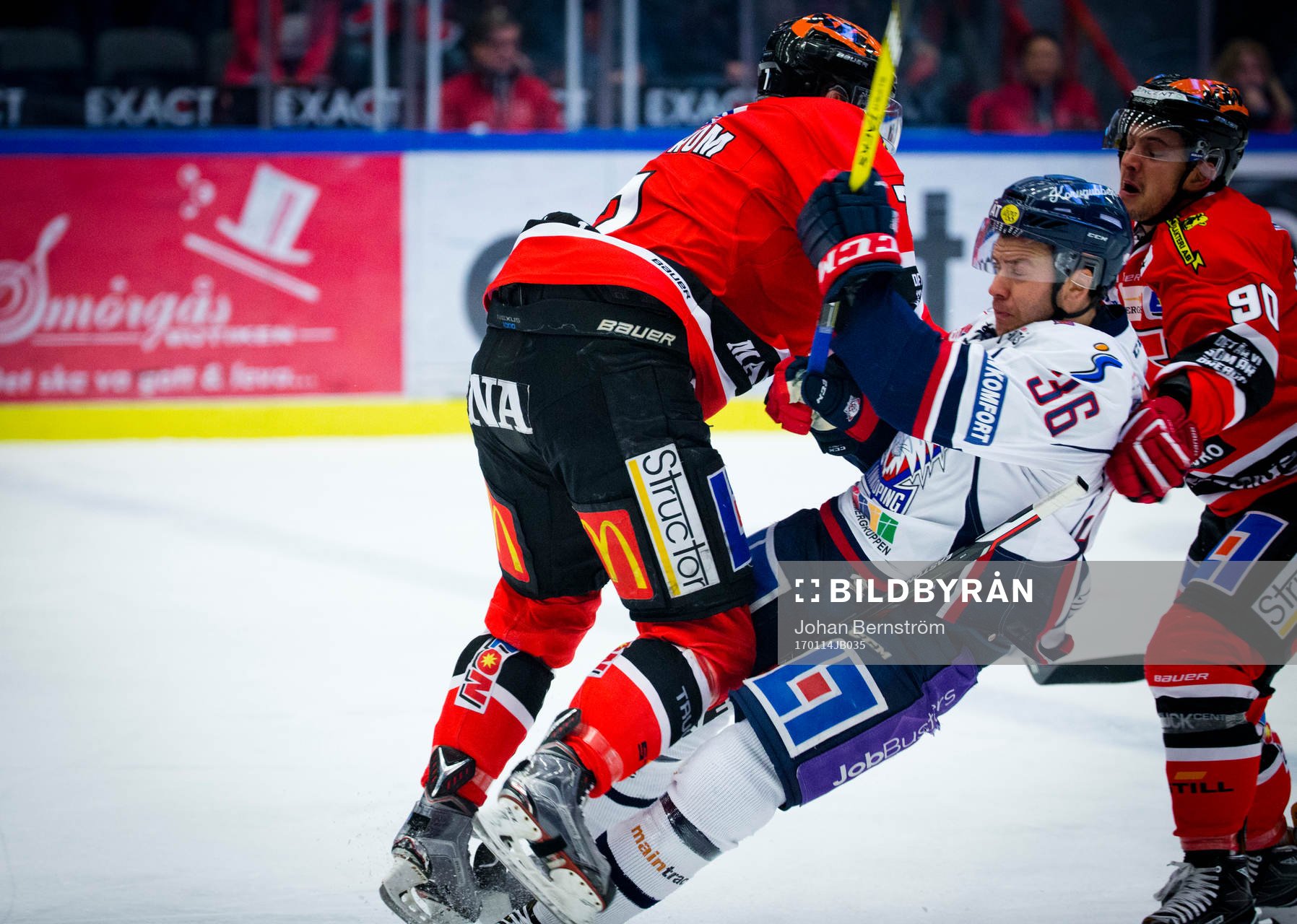 Örebros Nicklas Grossmann tacklar Linköpings Niklas