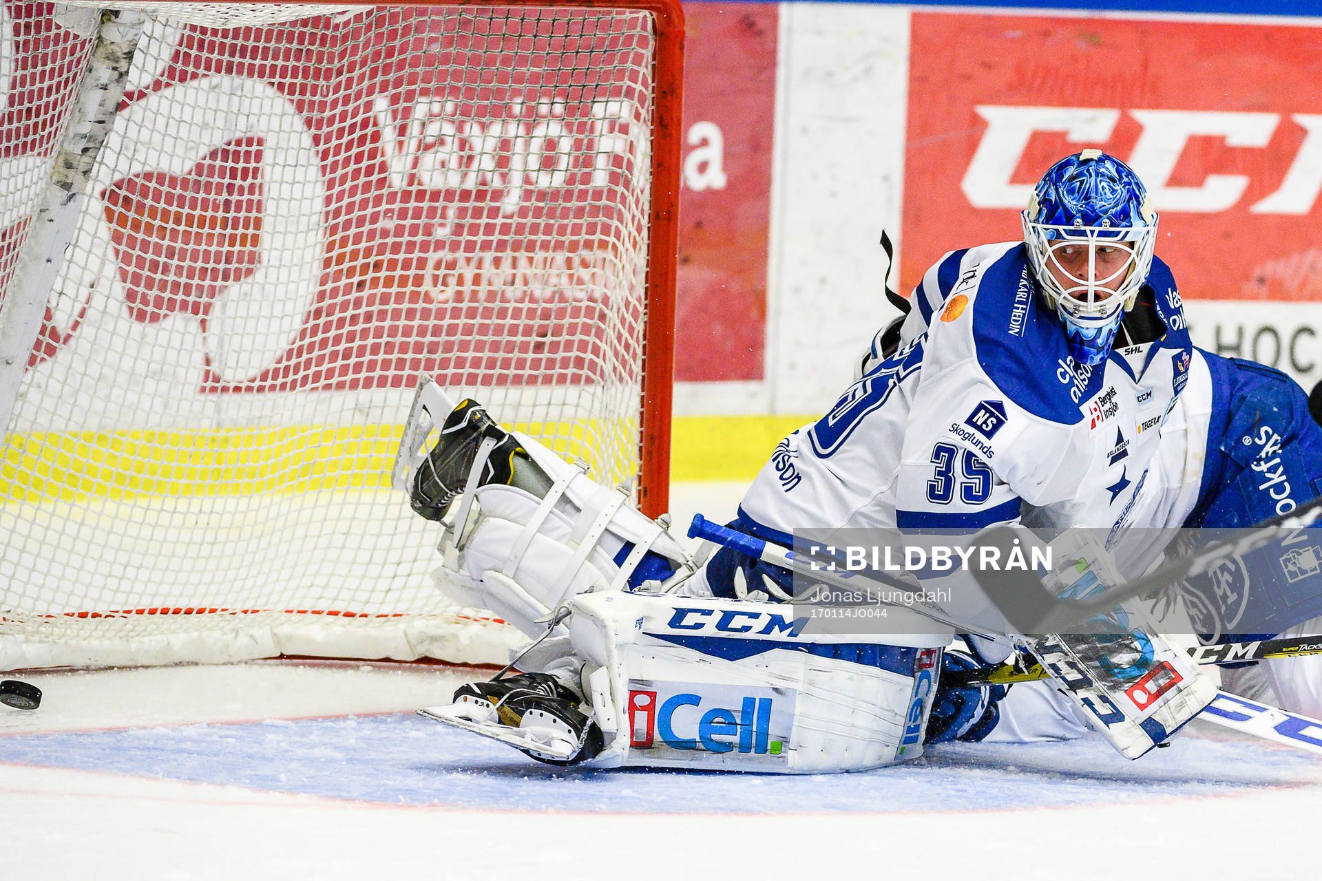 Växjös Liam Reddox (ej i bild) skjuter pucken i mål till