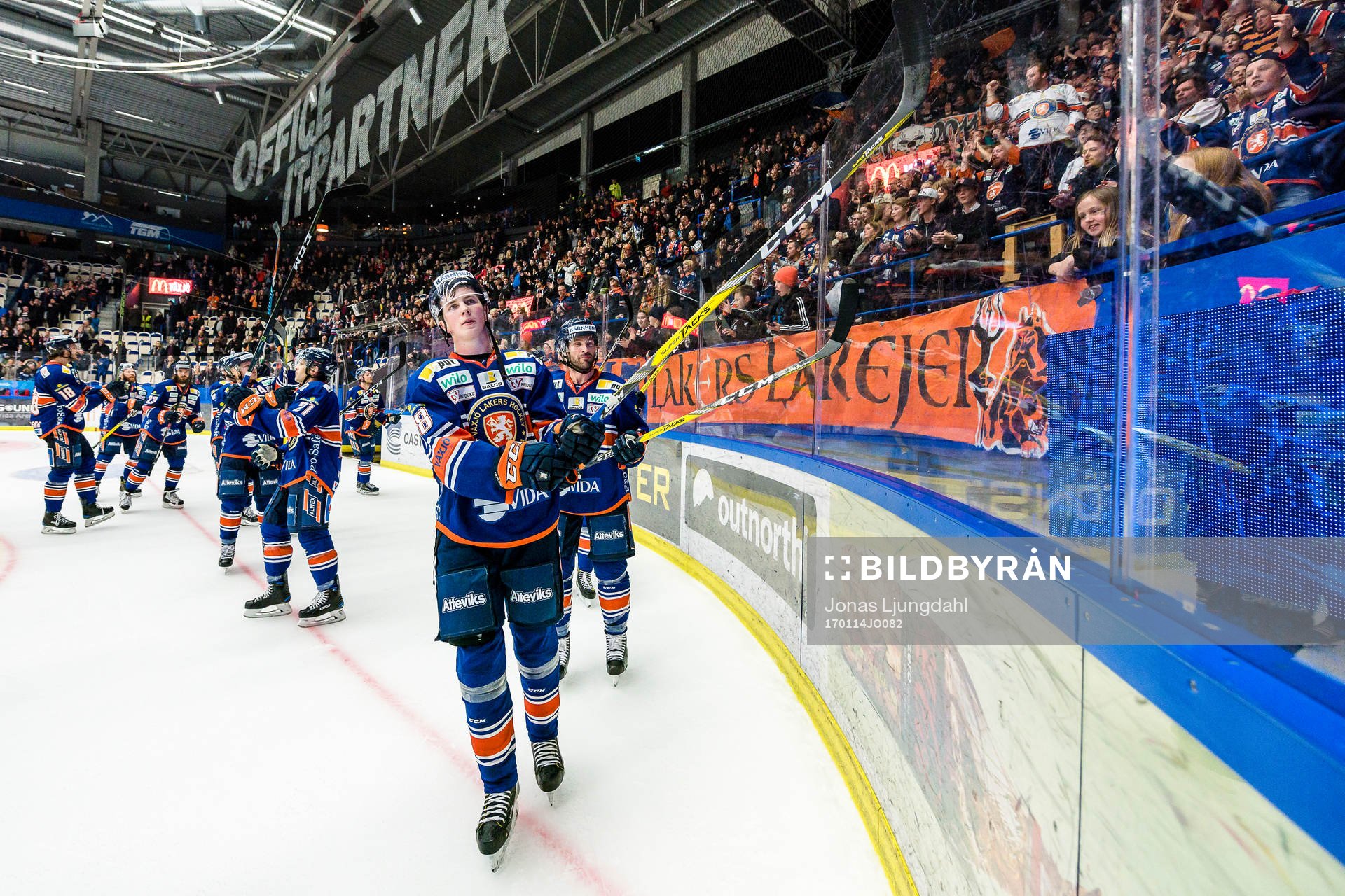 Växjös Nils Carnbäck jublar framför fansen